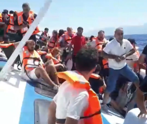 Bidaiari batzuk ferryaren gainean, erreskatatuak izateko zain. BERRIA