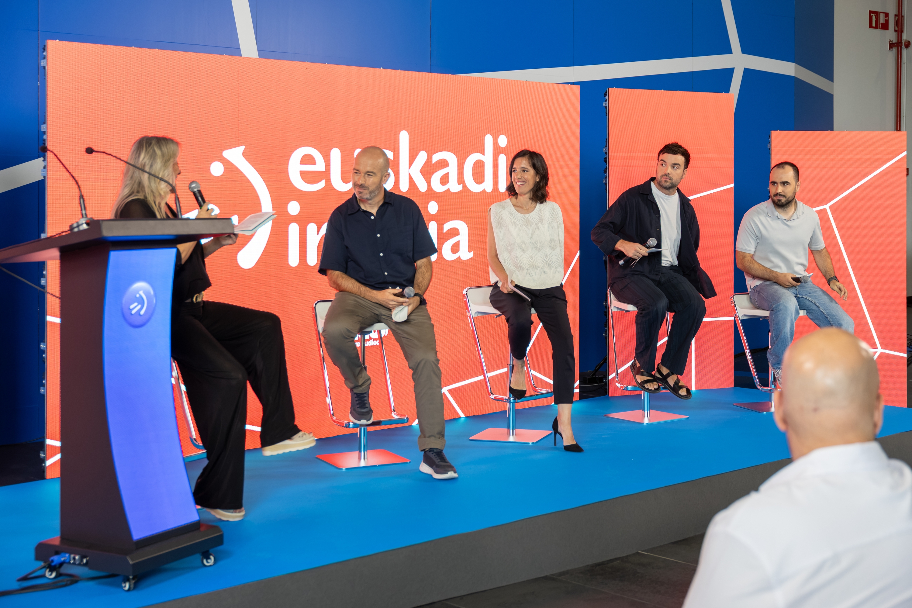 Maite Goñi eta Euskadi Irratiko lau esatari, aurkezpenean. EITB