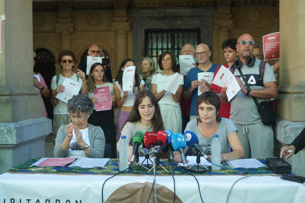 Donostiako Harrera Sareak gaur goizean egindako prentsaurrekoa, udaletxearen aurrean. JON URBE / FOKU