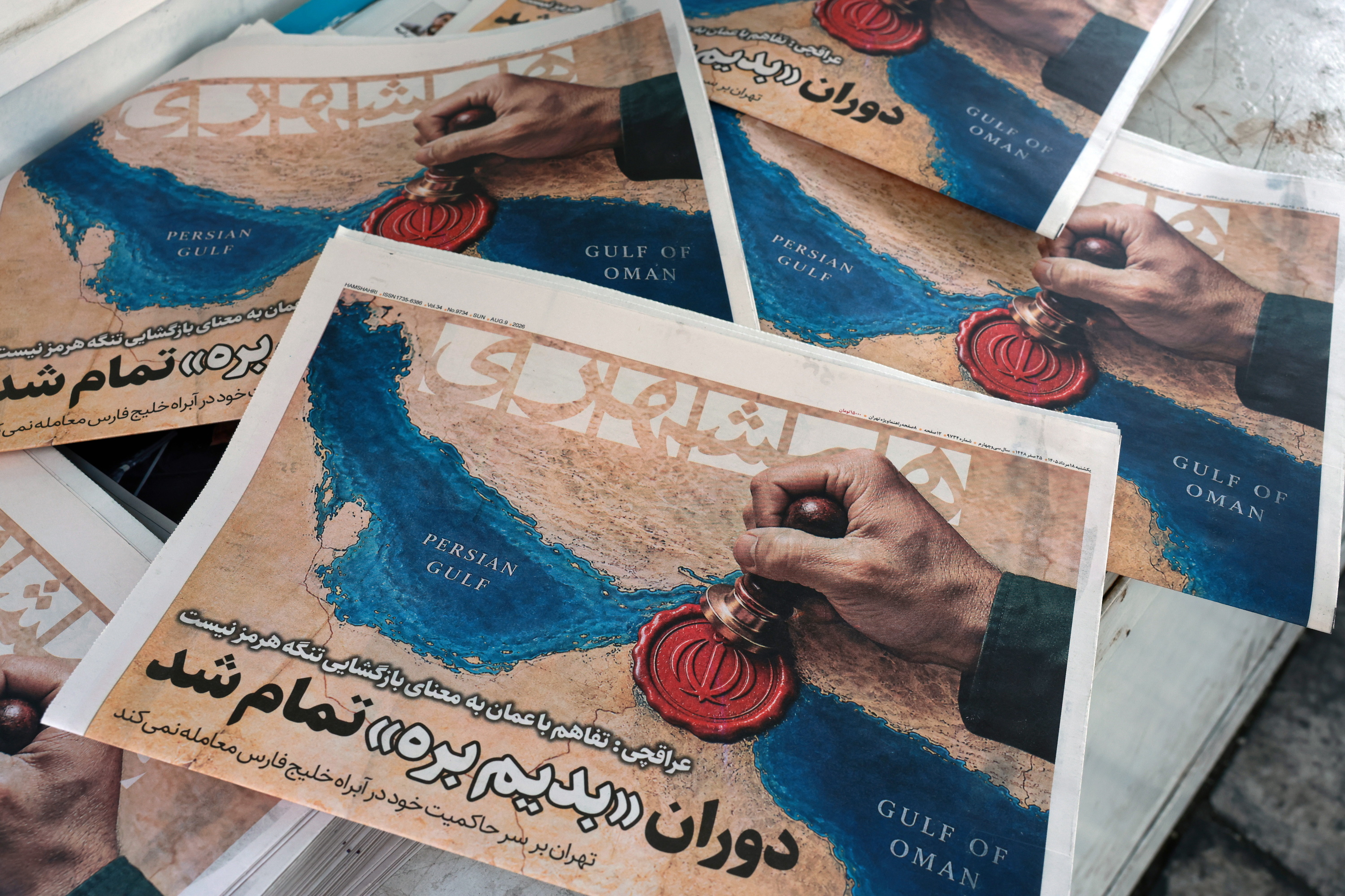 Irango 'Hamxahri' egunkariaren ale batzuk abuztuaren hasieran, Teheranen. ABEDIN TAHERKENAREH / EFE