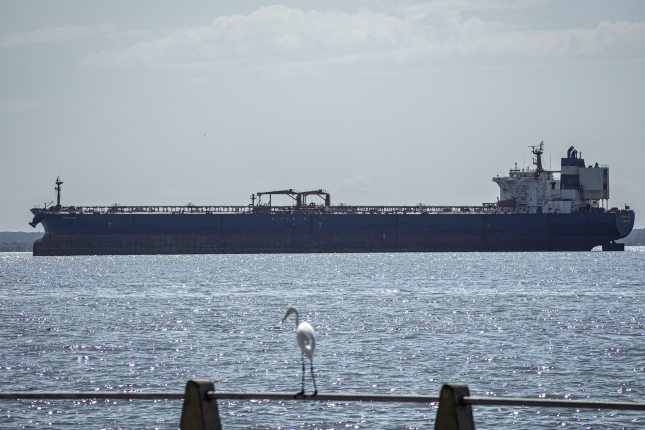 Petroliontzi bat, Maracaibo hiritik gertu, larunbatean. HENRY CHIRINOS / EFE