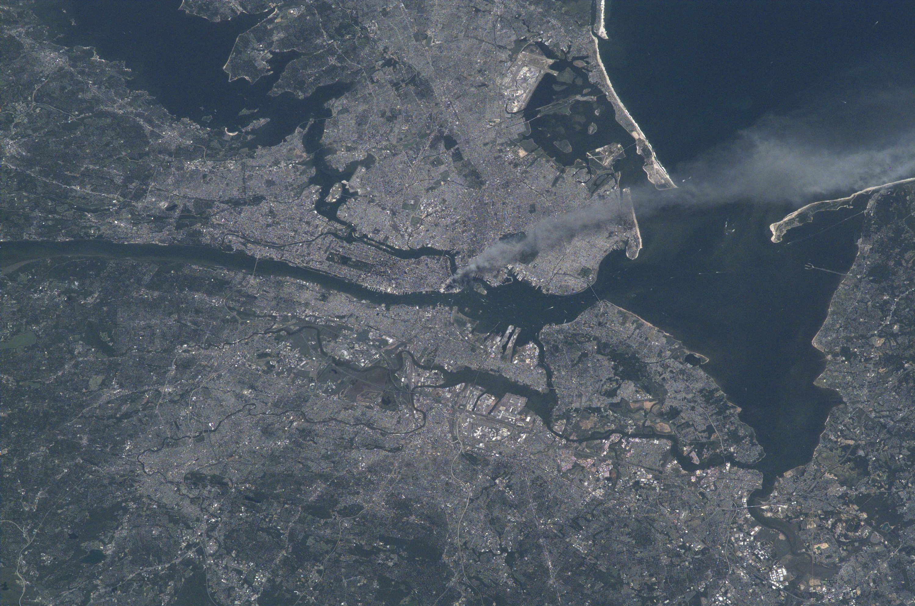 Irailaren 11ko erasoa New York hirian, satelite bidezko irudi batean. NASA