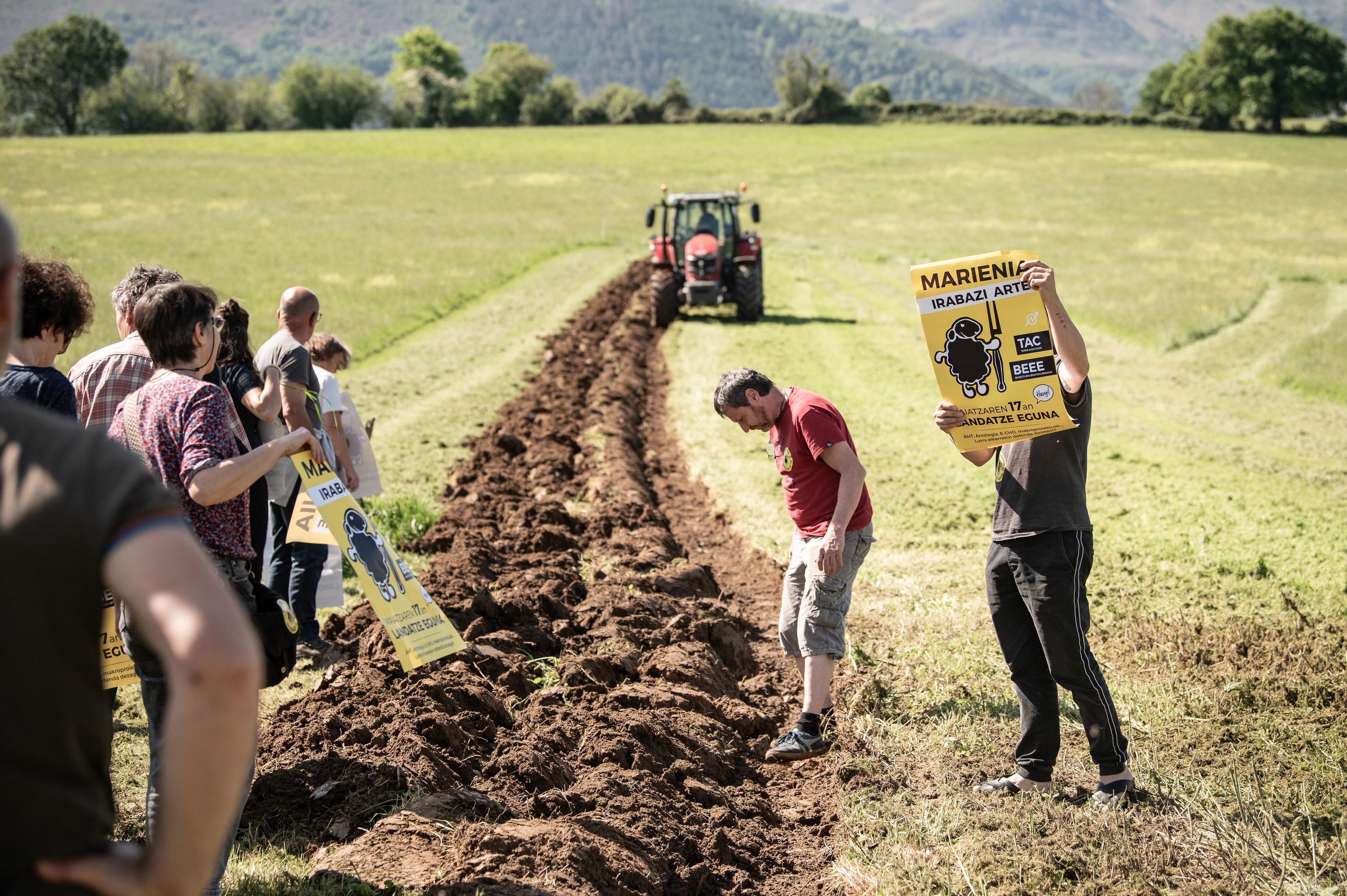 Marieneko laborantzako lurraren defentsarako ekintza bat, Kanbon, joan den urteko apirilean. PATXI BELZAIZ