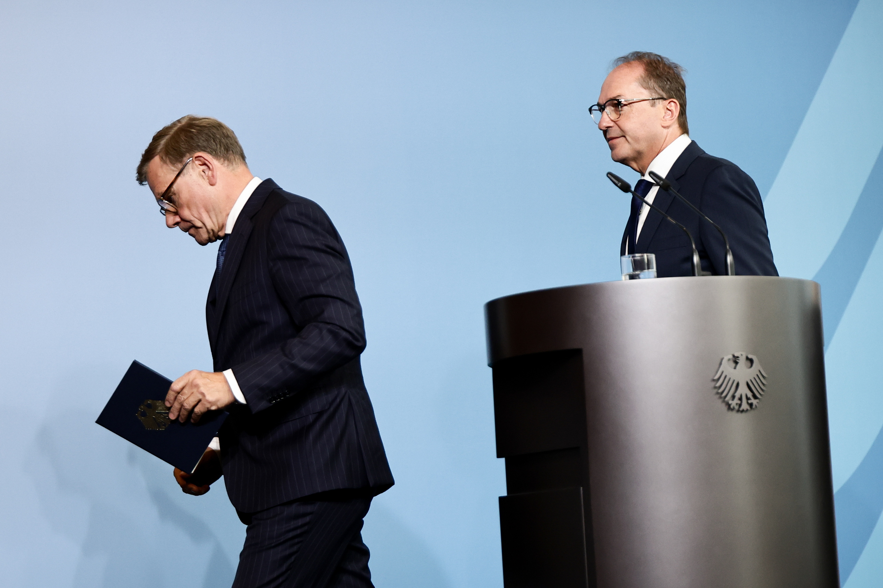 Alemaniako Atzerri ministro Johann Wadephul eta Barne ministro Alexander Dobrindt prentsaurrekoan, gaur. FILIP SINGER/EFE