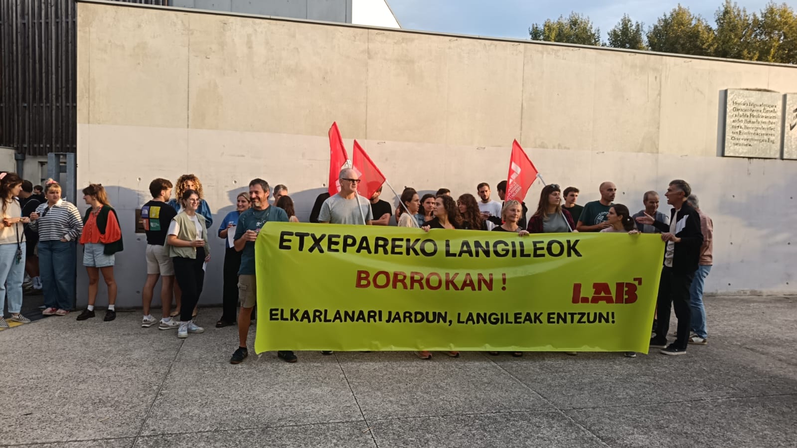 Baionako Bernat Etxepare lizeoko langileen protesta, gaur. LAB