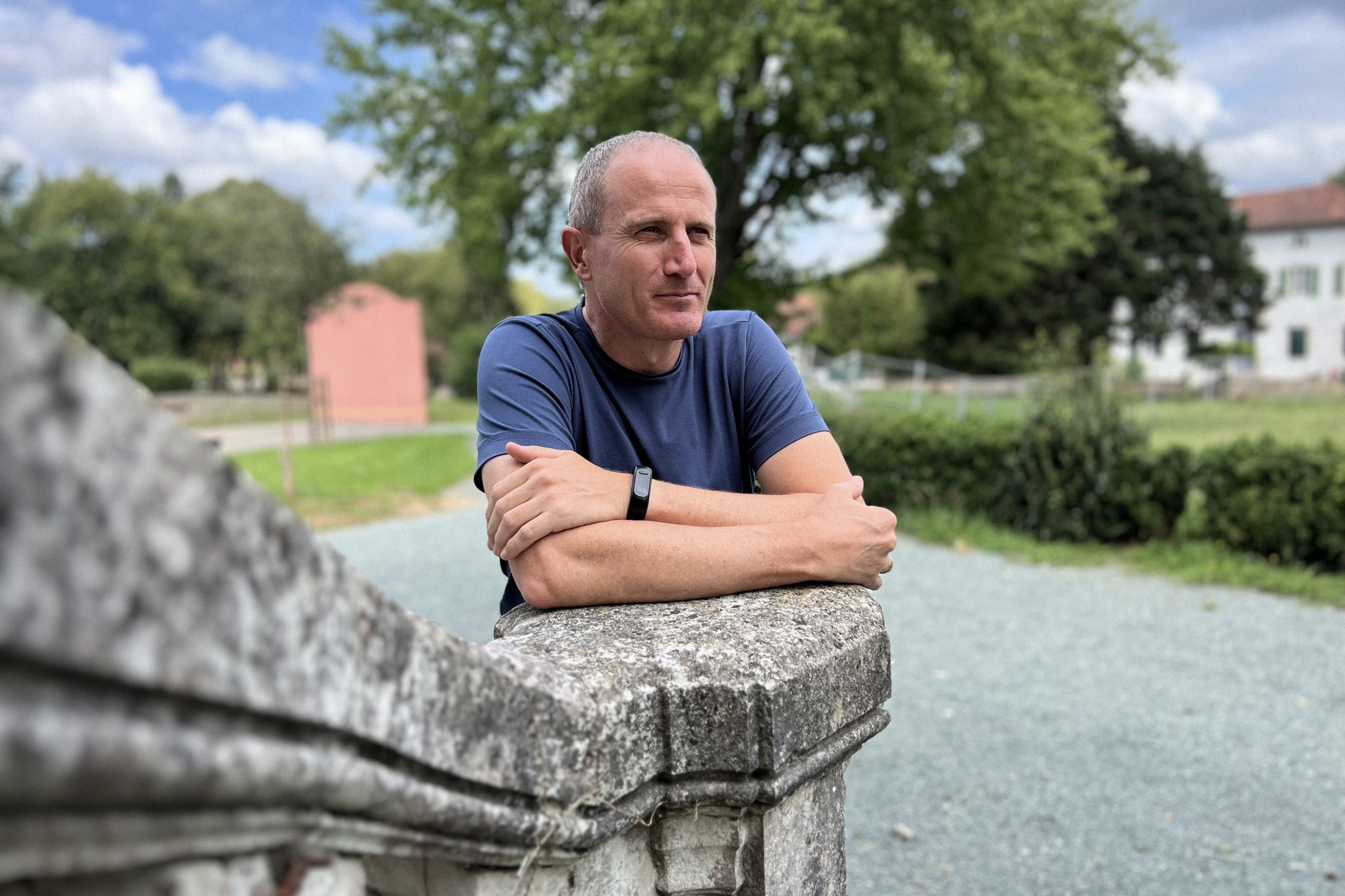 Jakes Larre, Euskal Kultur Erakundearen egoitzaren aitzinean. LORENTXA SARAGUETA / EKE