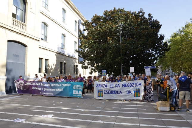(ID_16405711) (/@FOKU) 2026-09-02, Donostia. Gipuzkoako Foru Aldundiak bere zaintza-proiektua aurkezten du; bitartean, greban daude...
