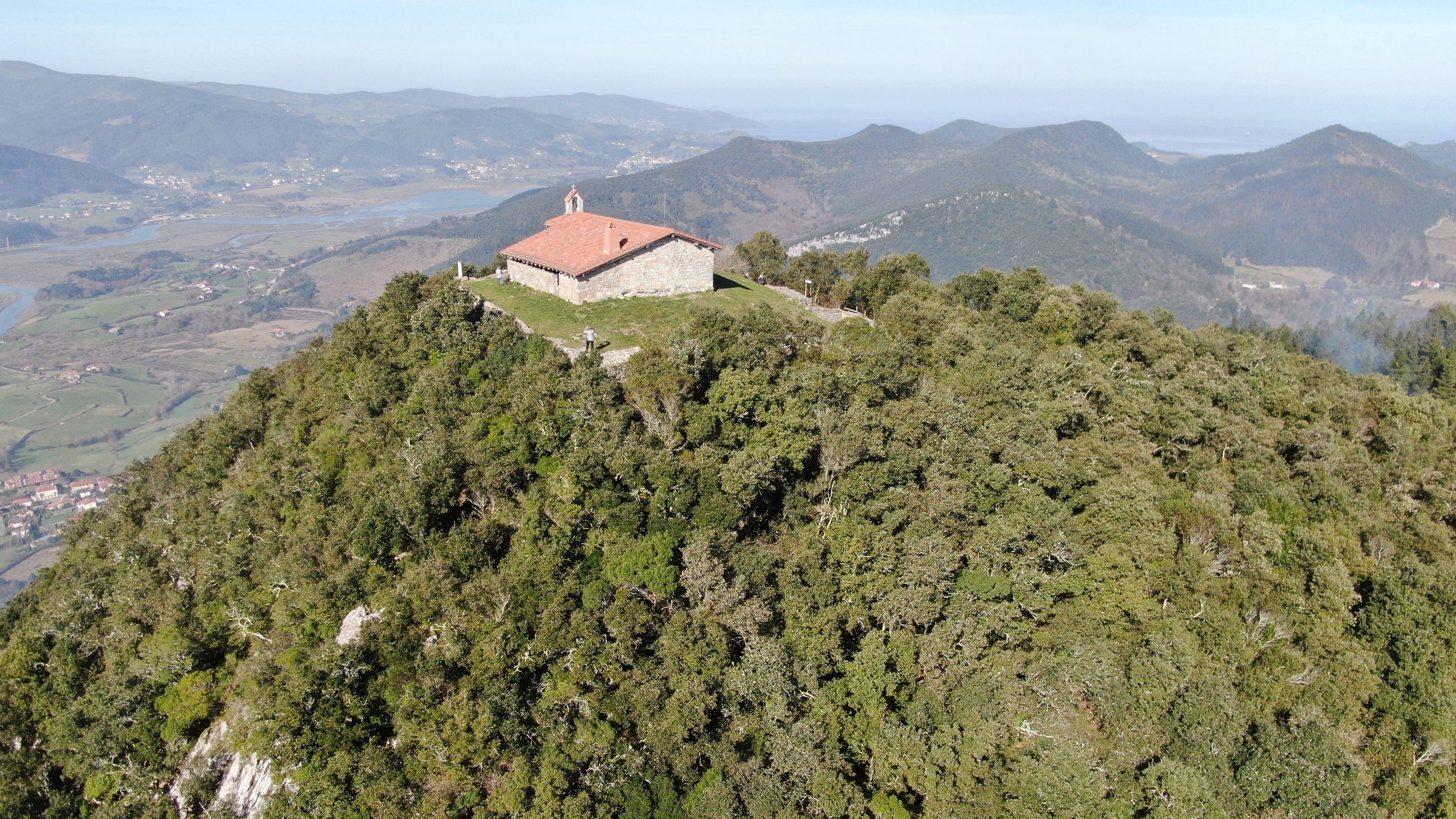 Ereñozarko gazteluaren harresia eta Done Mikel ermita. Talaia ederra Urdaibai ikusteko. ANTTON ARRIETA