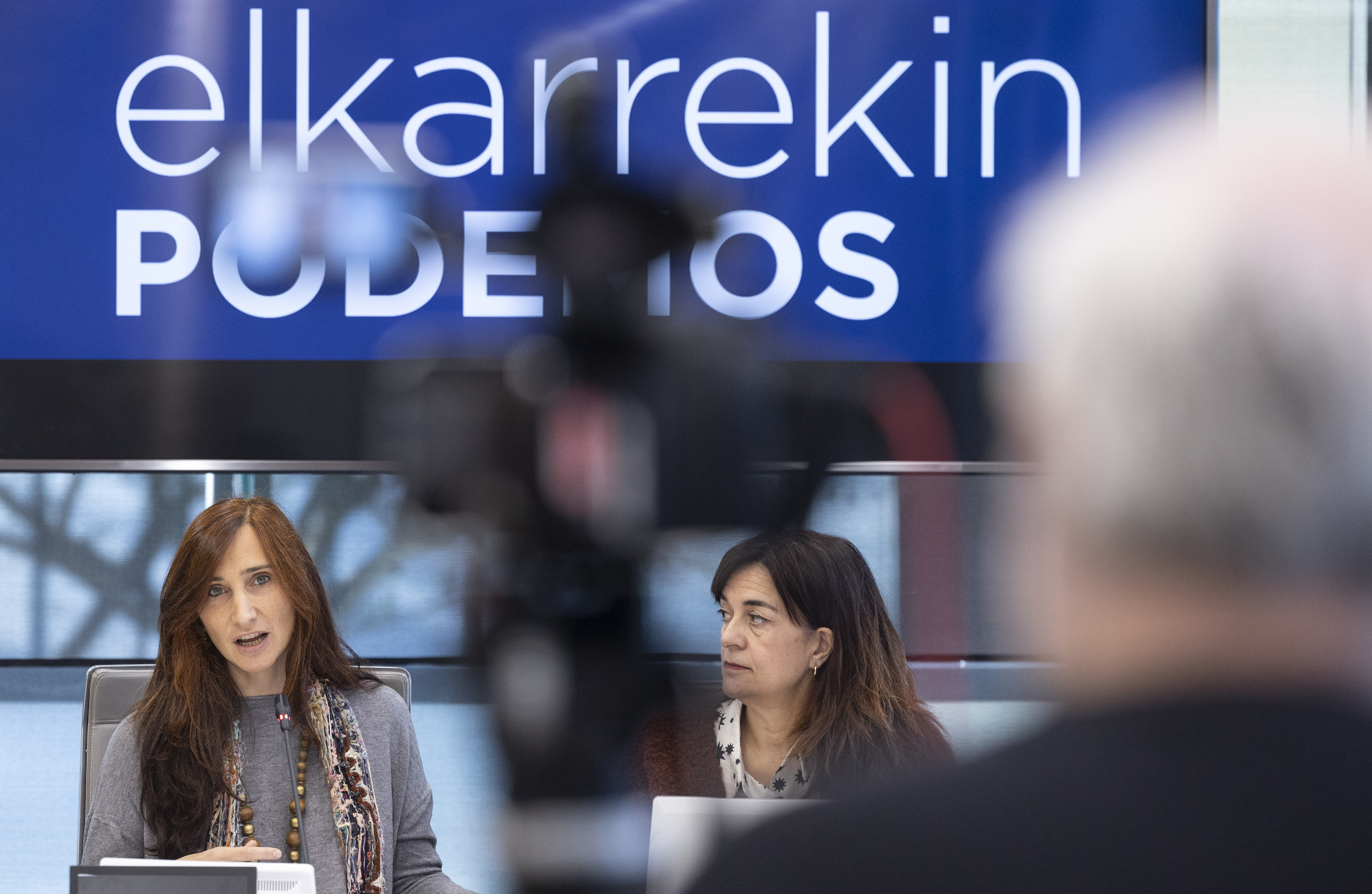 Miren Etxebeste eta Marivi Eizagirre Elkarrekin Podemosek Gipuzkoako Batzar Nagusietan dituen ordezkariak, artxiboko irudi batean. JAVIER ETXEZARRETA / FOKU
