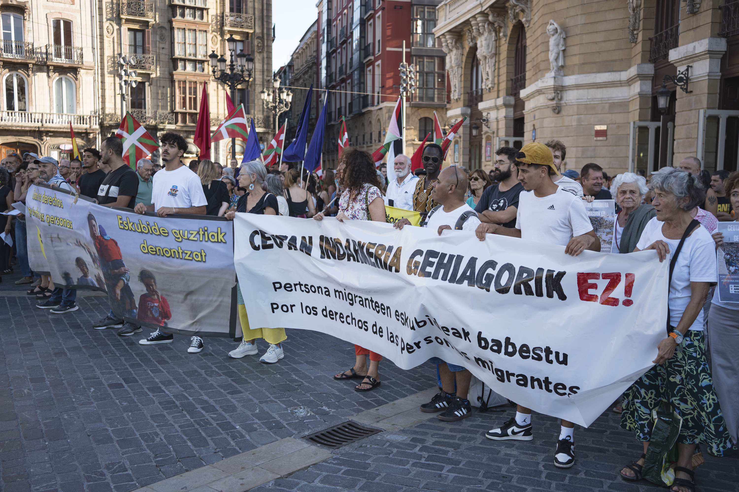 Bilboko Arriaga plazan bildutako hainbat lagun. ARITZ LOIOLA / FOKU