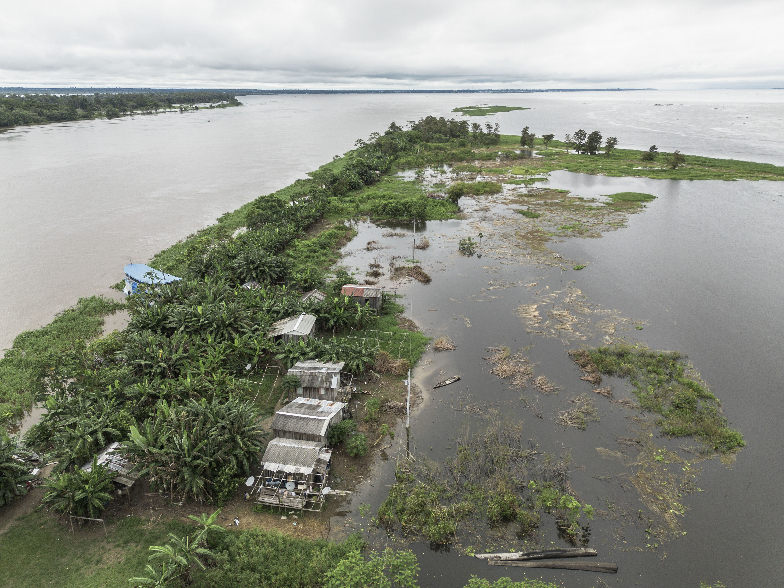 Amazonian euriak ugaritzea eragiten du 'El Niño'-k, besteak beste. Argazkian, Brasilgo Manacaparu herria. RAPHAEL ALVES / EFE