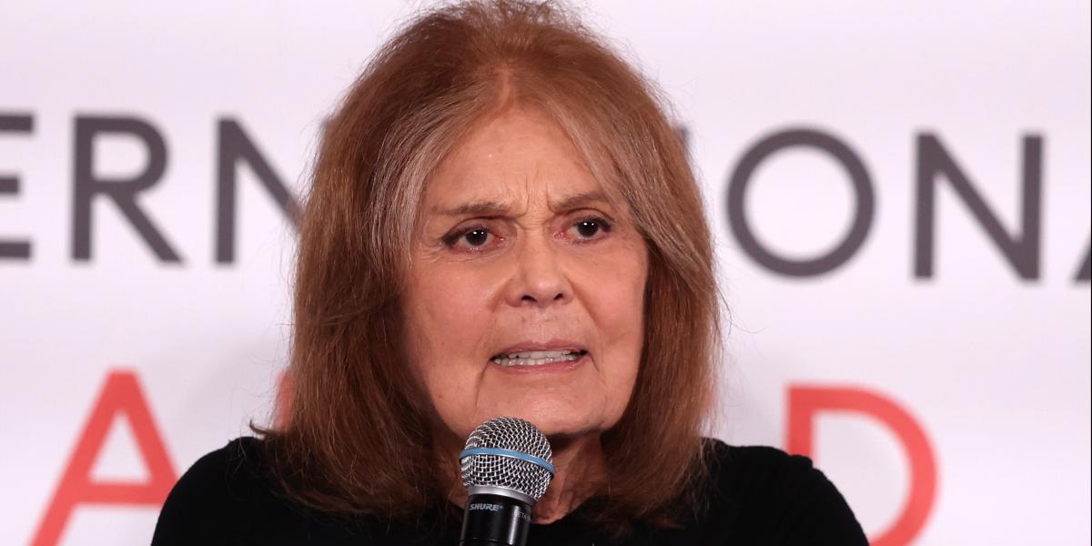 Gloria Steinem ekintzailea hitzaldi batean Arabiar Emirerri Batuetan, 2023an. EFE