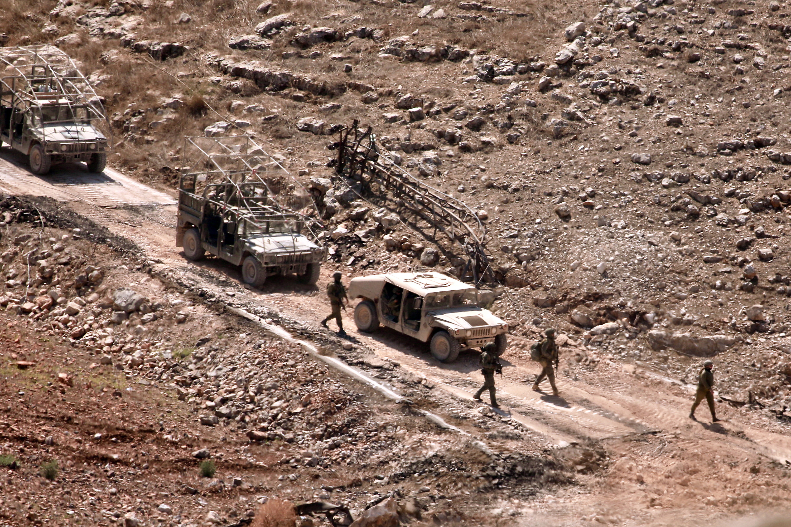 Israelgo militar batzuk Chaqra herritik gertu, Libano hegoaldean, abuztuaren 21ean. EFE