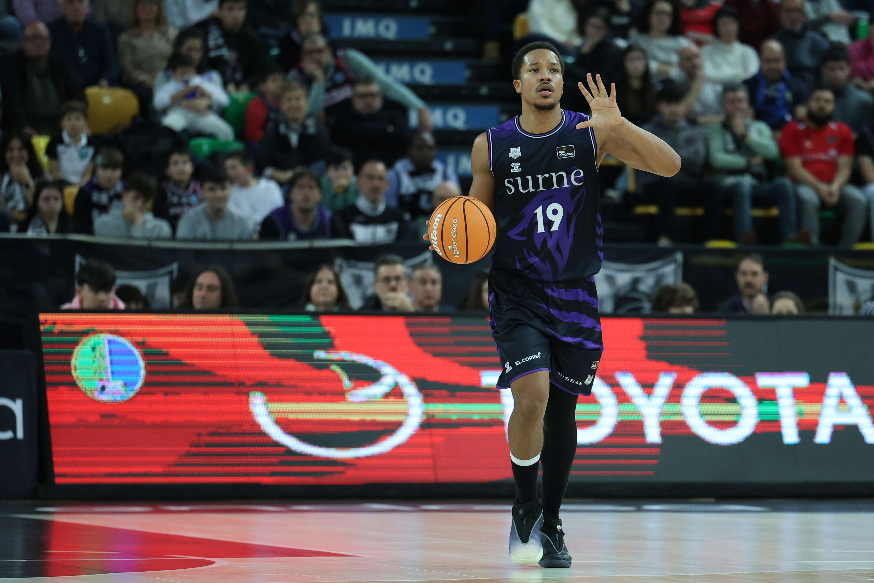 Bilbao Basket taldeko Melvin Pantzar jokalaria, Lenovo Teneriferen arteko partida batean. OSKAR MATXIN EDESA / FOKU