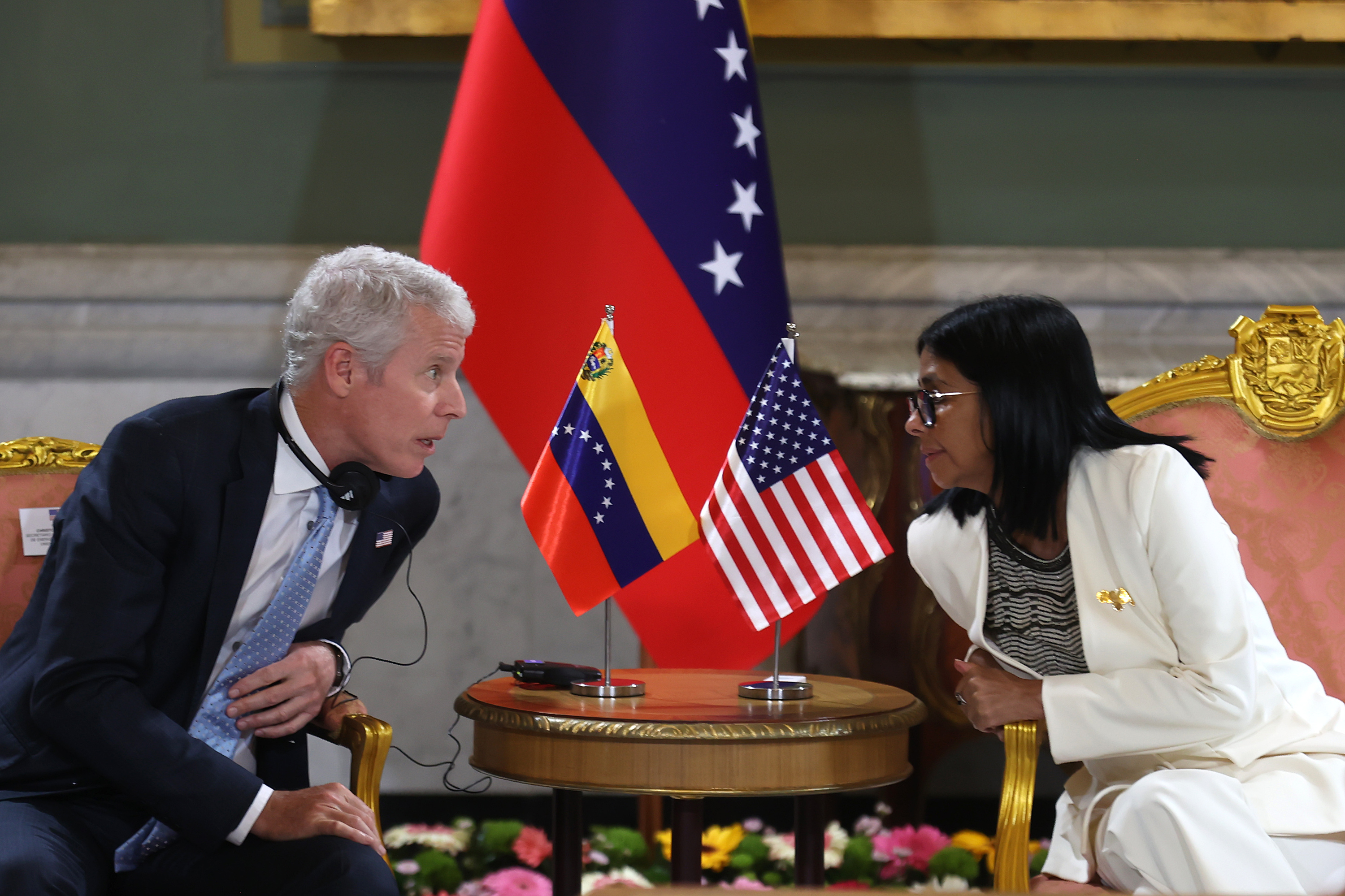 Cris Weight, AEBko energia idazkaria, eta Delsy Rodriguez, Venezuelako jarduneko presidente, Caracasen, asteazkenean. RONALD PEÑA / EFE