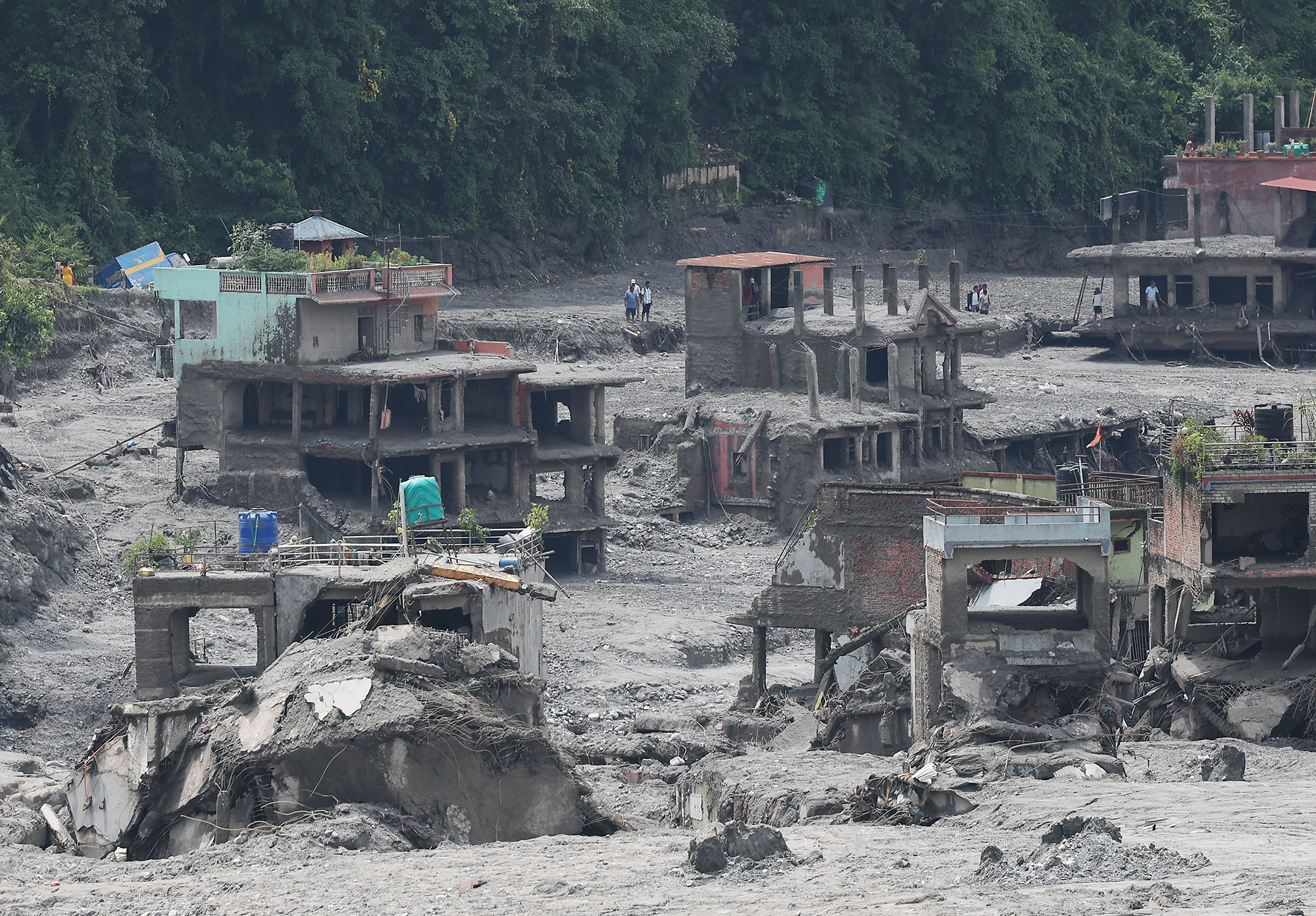 Hainbat etxe suntsituta, Nepalgo Bidur herrian. YONHAP / EFE