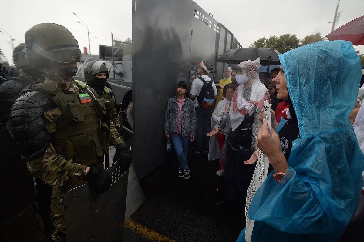 Polizia manifestariei bidea mozten, Minsk hiriburuan. STR, EFE