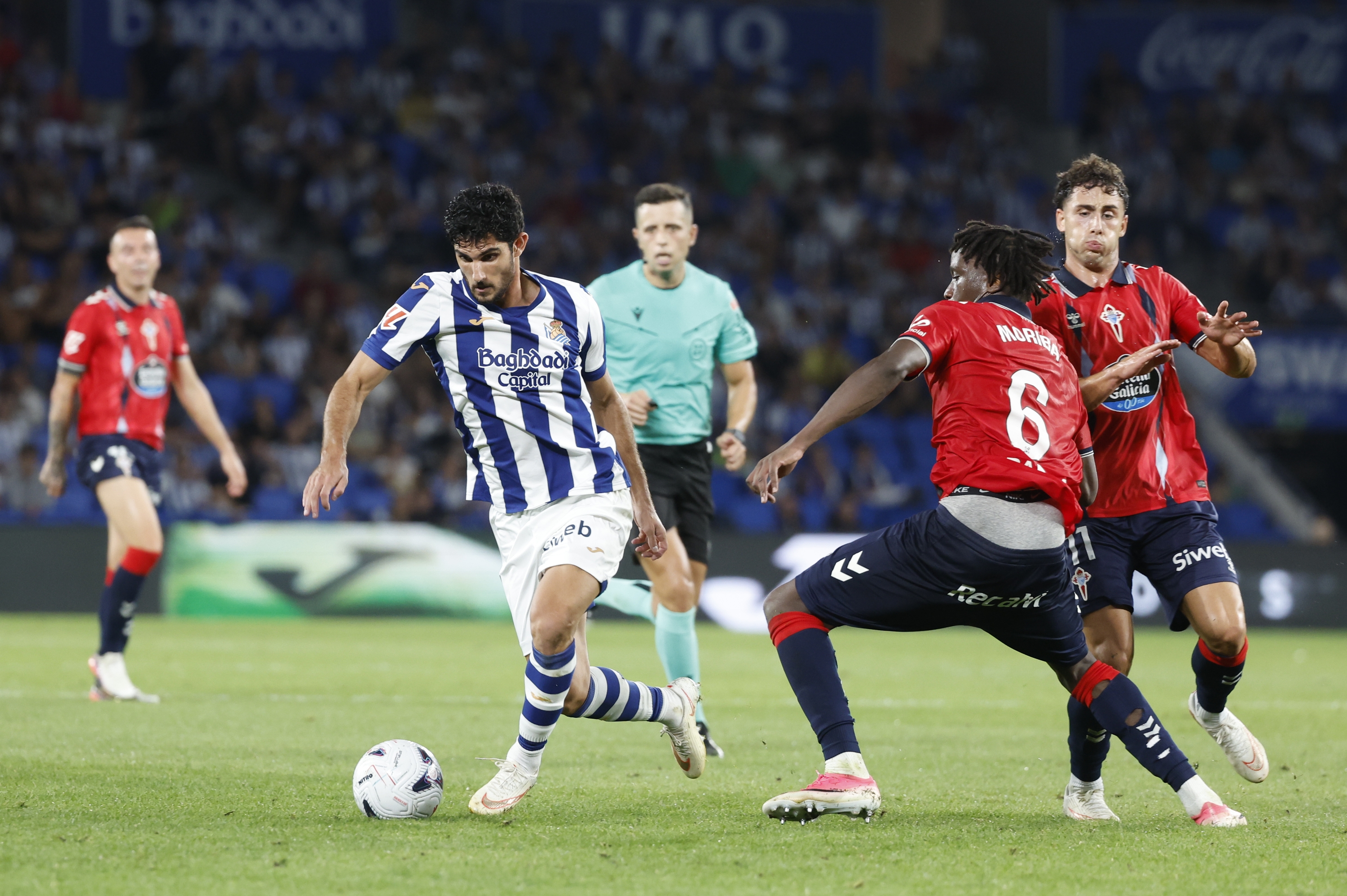 Goncalo Guedes, baloiarekin, atzoko norgehiagokan. JUAN HERRERO / EFE