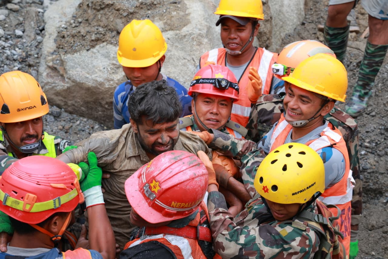 Nepalen gaur onik erreskatatu duten beharginetako bat. EFE