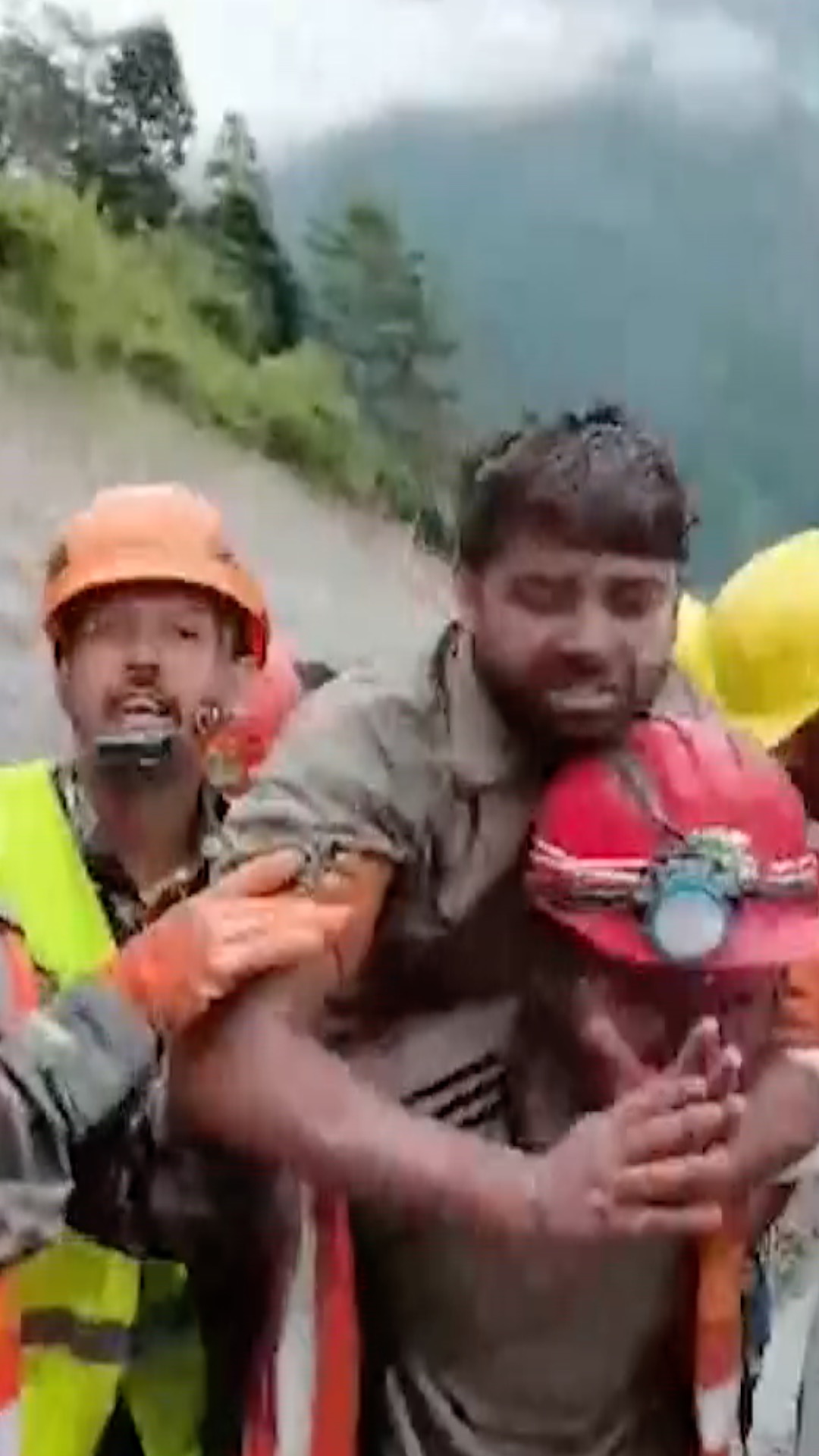 Bi pertsona onik erreskatatu dituzte Nepalen