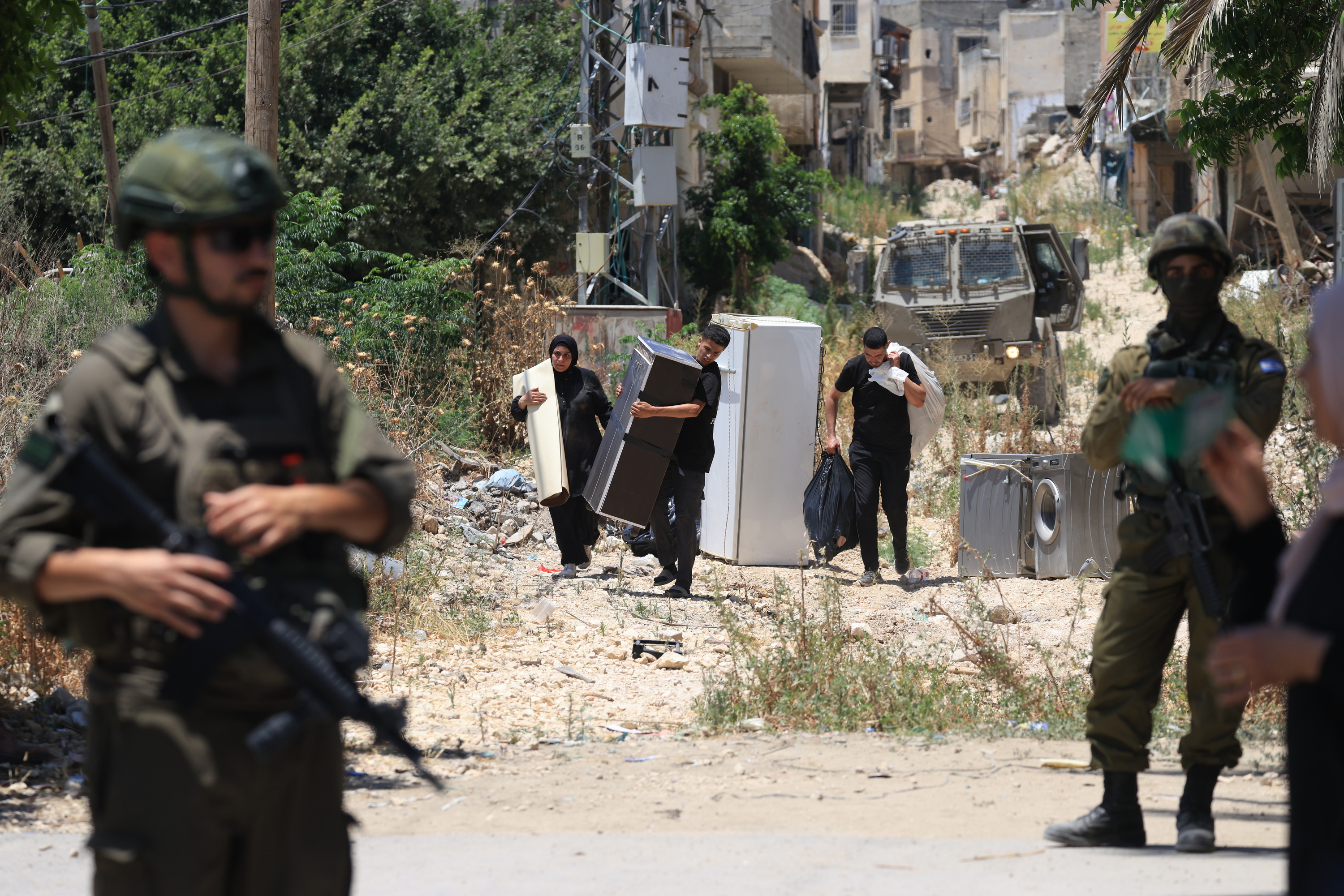 Palestinar batzuk Tulkaremgo errefuxiatu esparrutik alde egiten, ekainaren 17an. ALAA BADARNEH / EFE