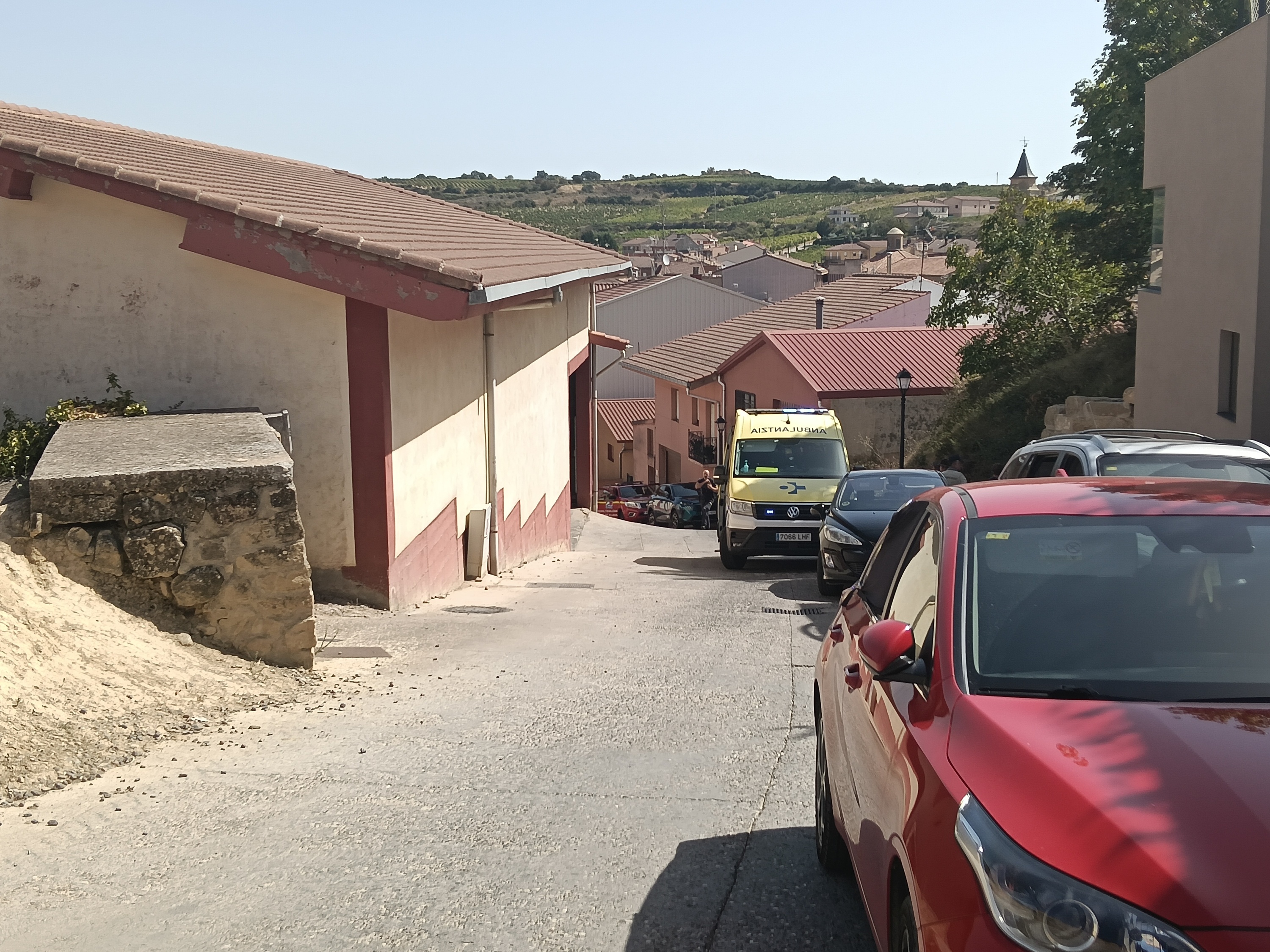 Ezbeharra jazo den upategia, Lantziegon, anbulantzia ondoan duela. BERRIA