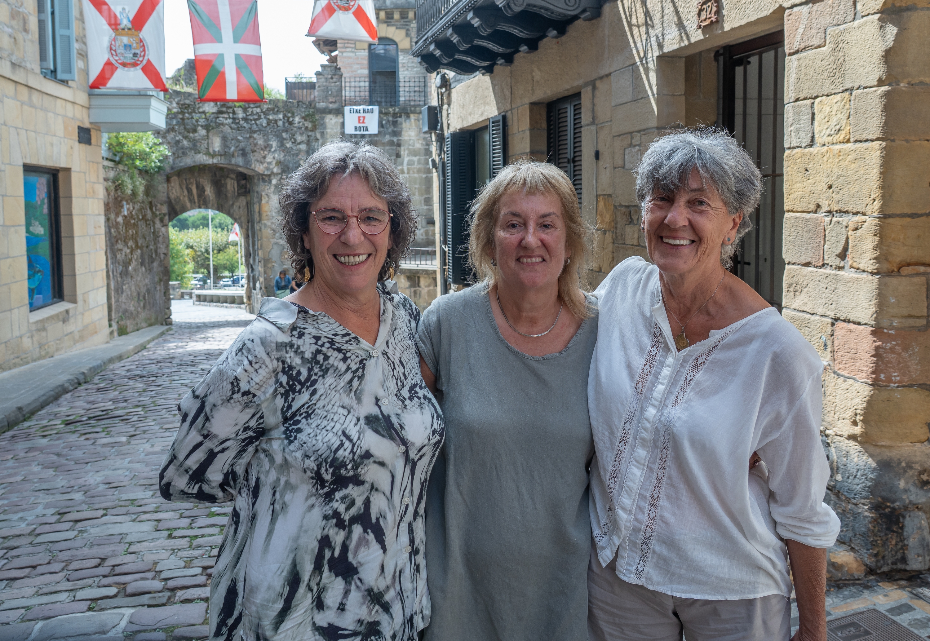 Ezkerretik eskuinera, Ixabel Alkain, Maite San Miguel eta Ana Iriazabal, Hondarribiko Kale Nagusian. ANDONI CANELLADA / FOKU