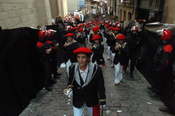 Jaizkibelen desfilea 2005ean, Alkain kapitain zela, plastiko beltzez inguratuta. JUAN CARLOS RUIZ/ FOKU Jaizkibelen desfilea 2005ean, Alkain kapitain zela, plastiko beltzez inguratuta. JUAN CARLOS RUIZ/ FOKU