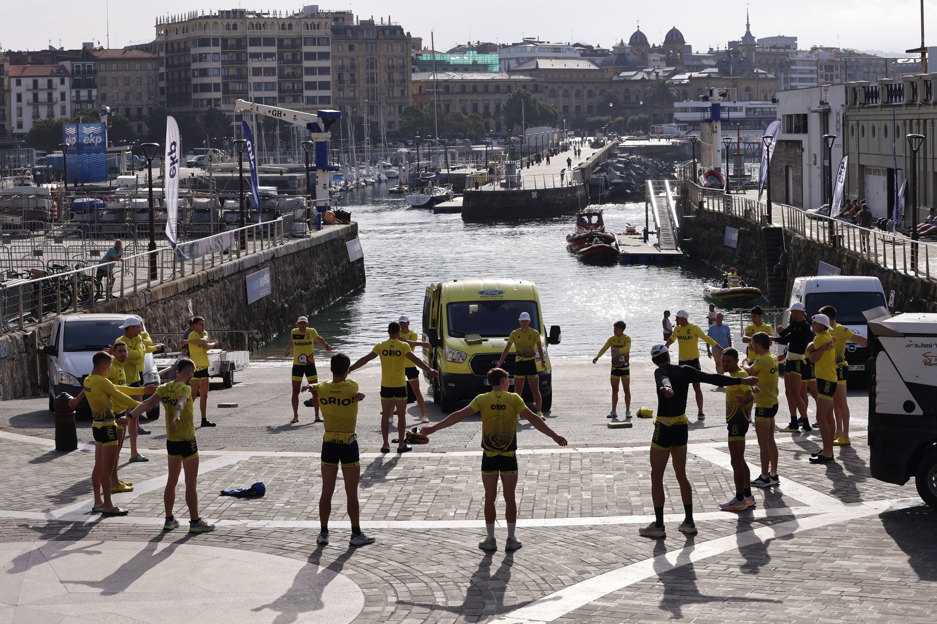 Orioko arraunlariak Donostiako kaiko arrapalan, gaur, itsasora irten aurretik. MAIALEN ANDRES/ FOKU