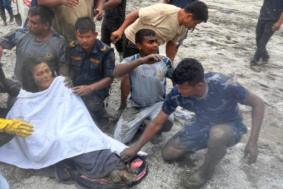 Poliziek Nepalgo andre bat erreskatatu dutenekoa. EFE