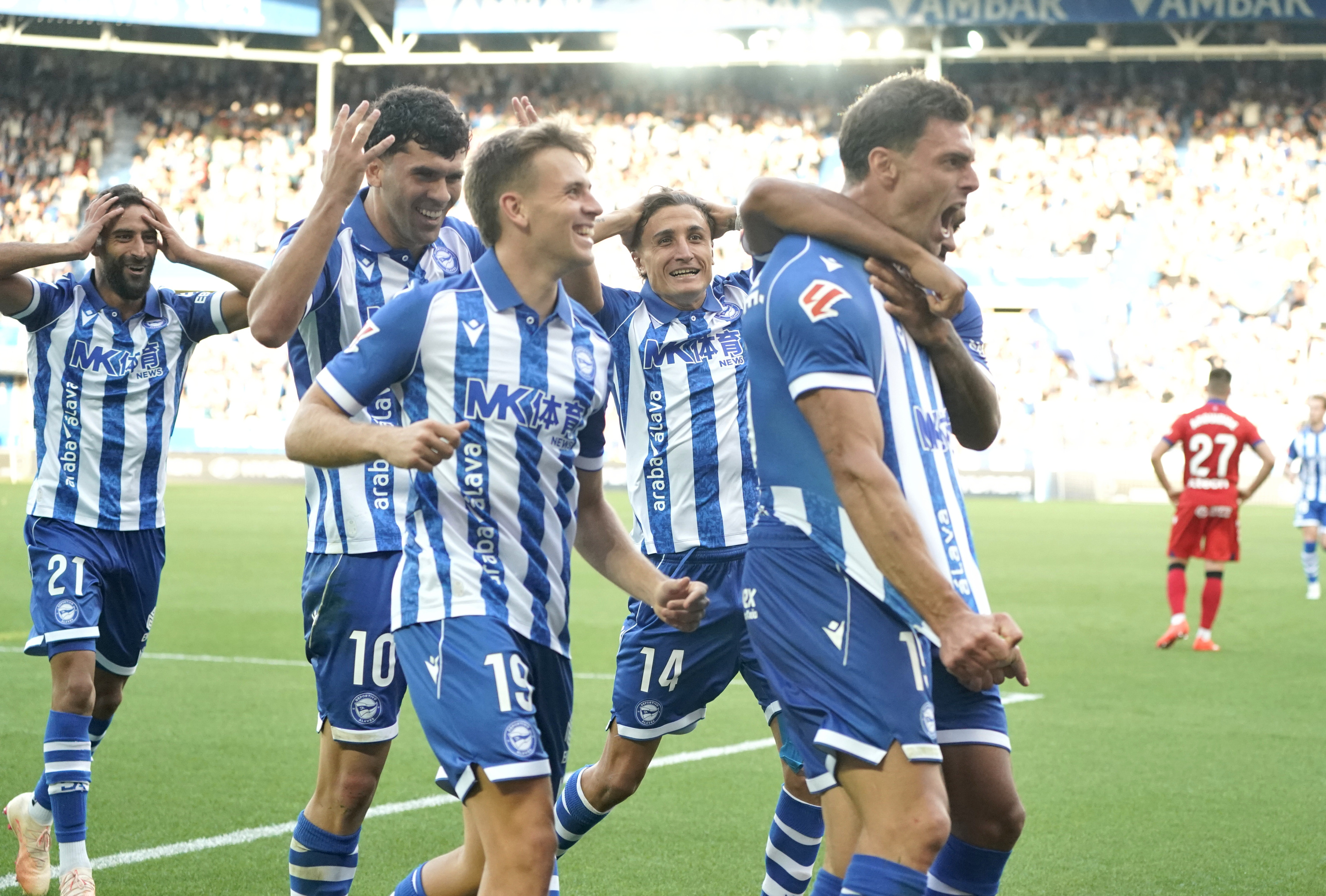Lucas Boye gol bat ospatzen, gaur, Mendizorrotzan. Atzean bere taldekideak, ikusitakoa sinetsi ezinda. ENDIKA PORTILLO / FOKU