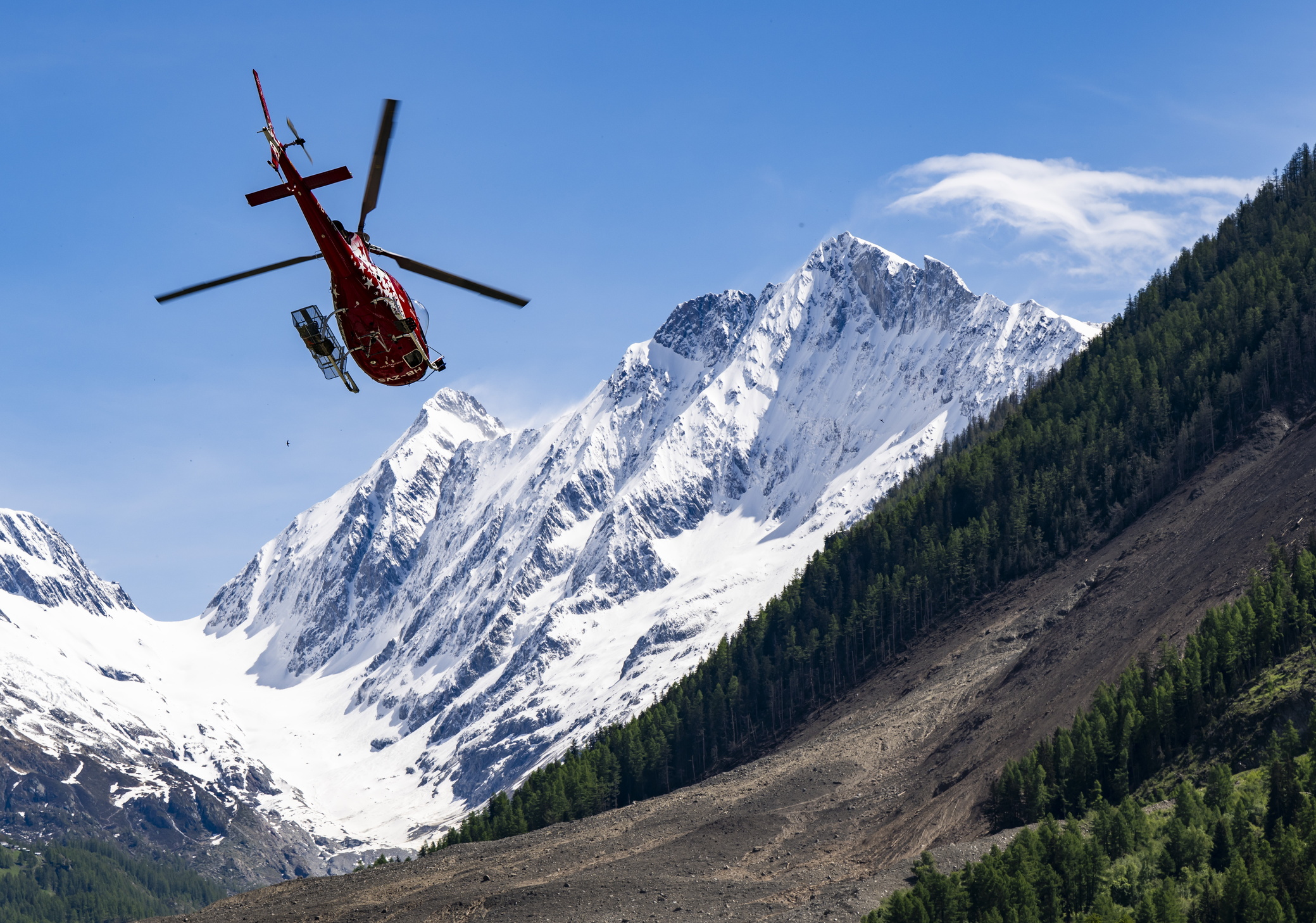 Helikoptero bat Suitzako Alpeetan, artxiboko argazki batean. JEAN-CHRISTOPHE BOTT / EFE