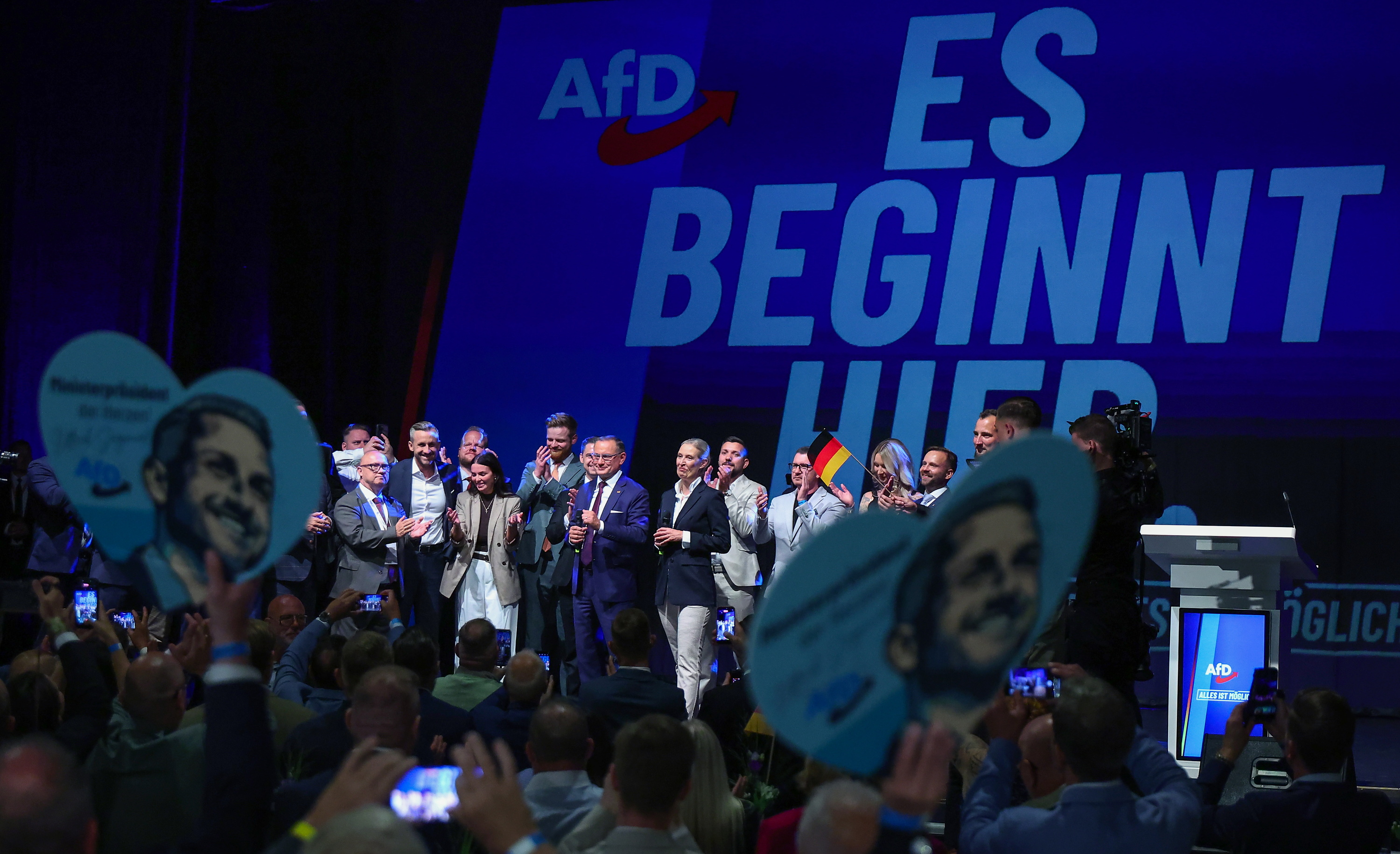 AfDko kideak eta militanteak bart, Magdeburgen, hauteskundeetako garaipena ospatzen. FILIP SINGER / EFE