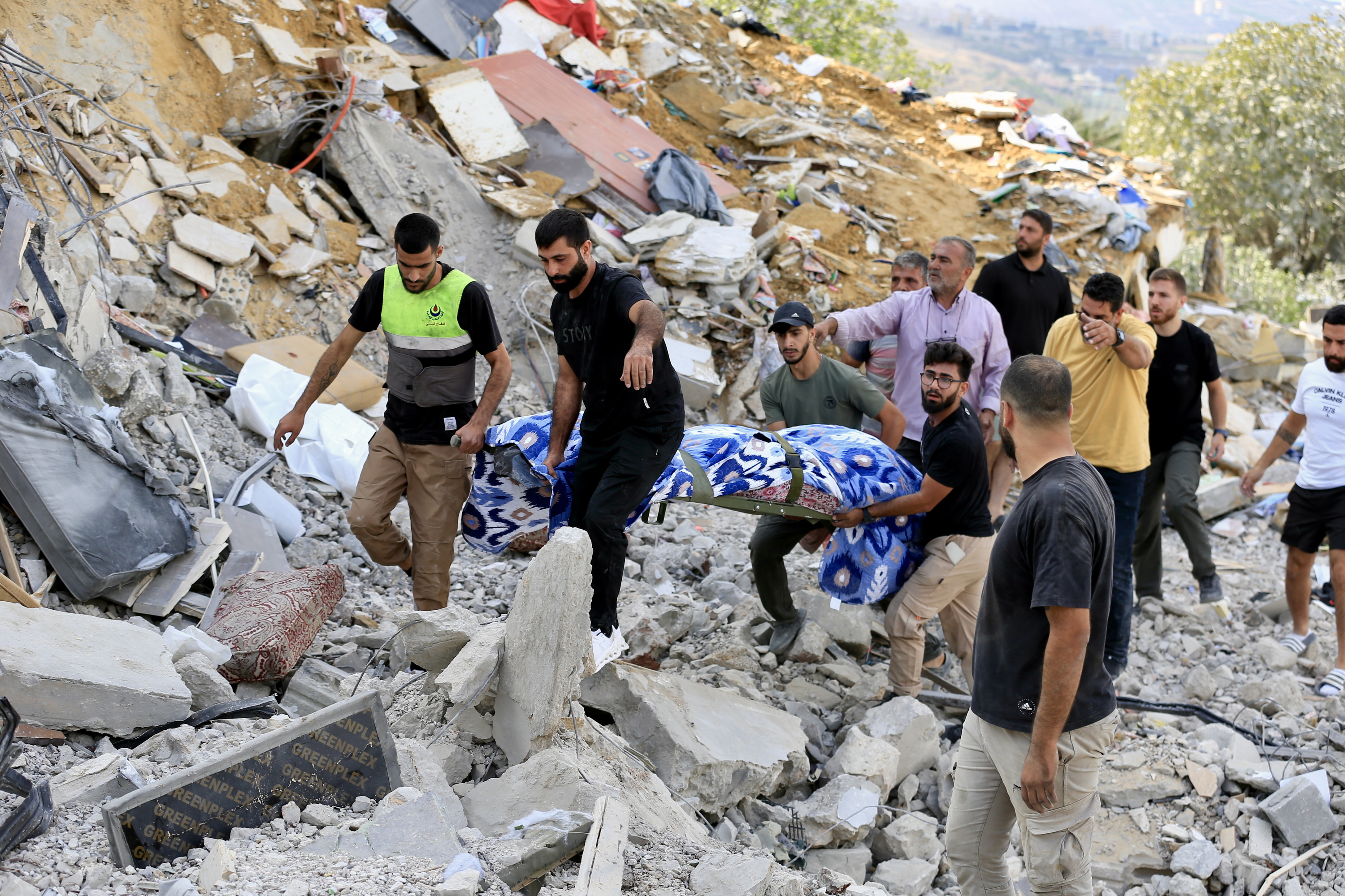 Erreskate taldeak gaur Libanon, Israelek erasoaldiaren ondorio hildako pertsona baten gorpua eramaten. EFE