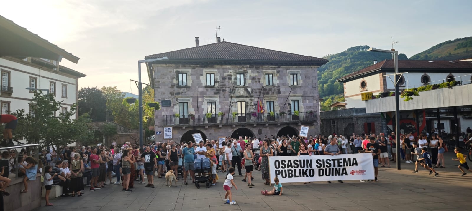 Elkarretaratzea egin zuten ostiralean Elizondon, Baztan ibarrean pediatria zerbitzua eten ez dezaten. BAZTANGO OSASUN PLATAFORMA