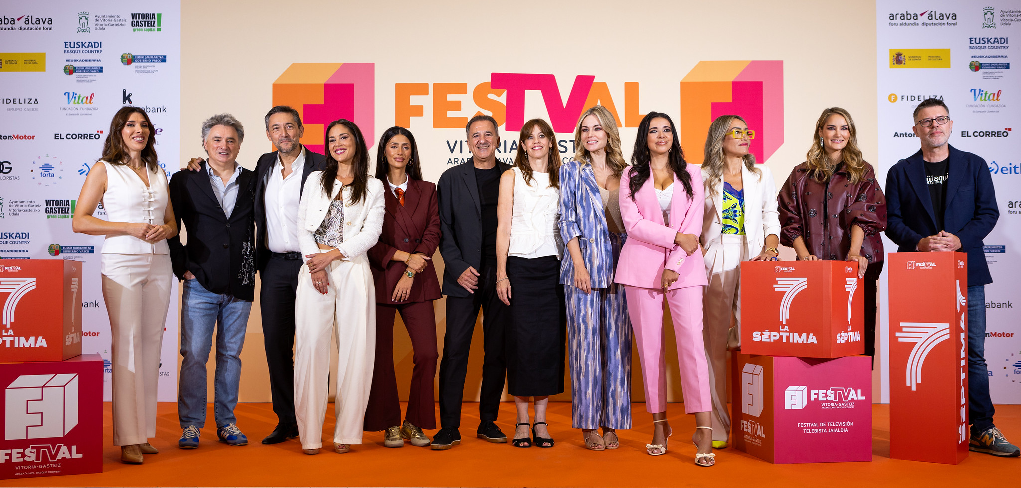 La Septimako kideak, FesTValeko zuzendariarekin eta Gasteizko alkatearekin batera, gaurko aurkezpenean. FESTVAL