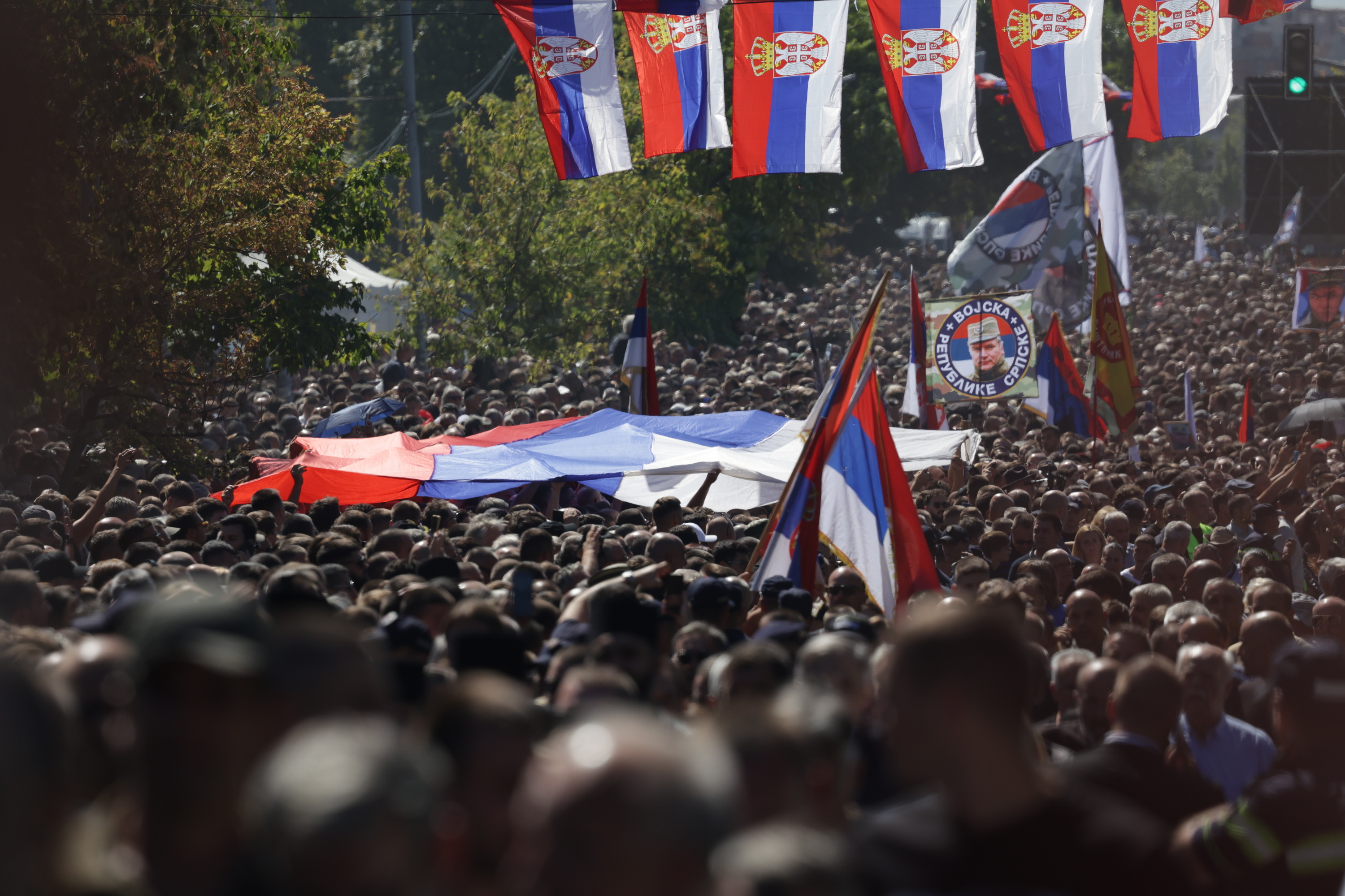 Jendetza gaur Belgrande, Mladicen hilkutxaren segizioan. ANDREJ CUKIC / EFE