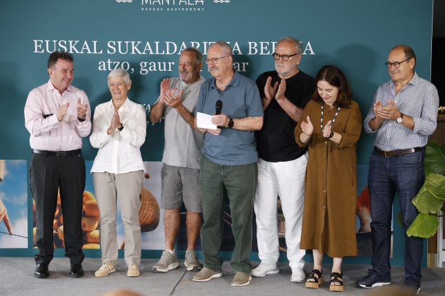 Omendutako sukaldariak, oholtzan: Berasategi, Fombellida, Argiñano, Subijana, Roteta, Arzak eta Arbelaitz. MAIALEN ANDRES / FOKU