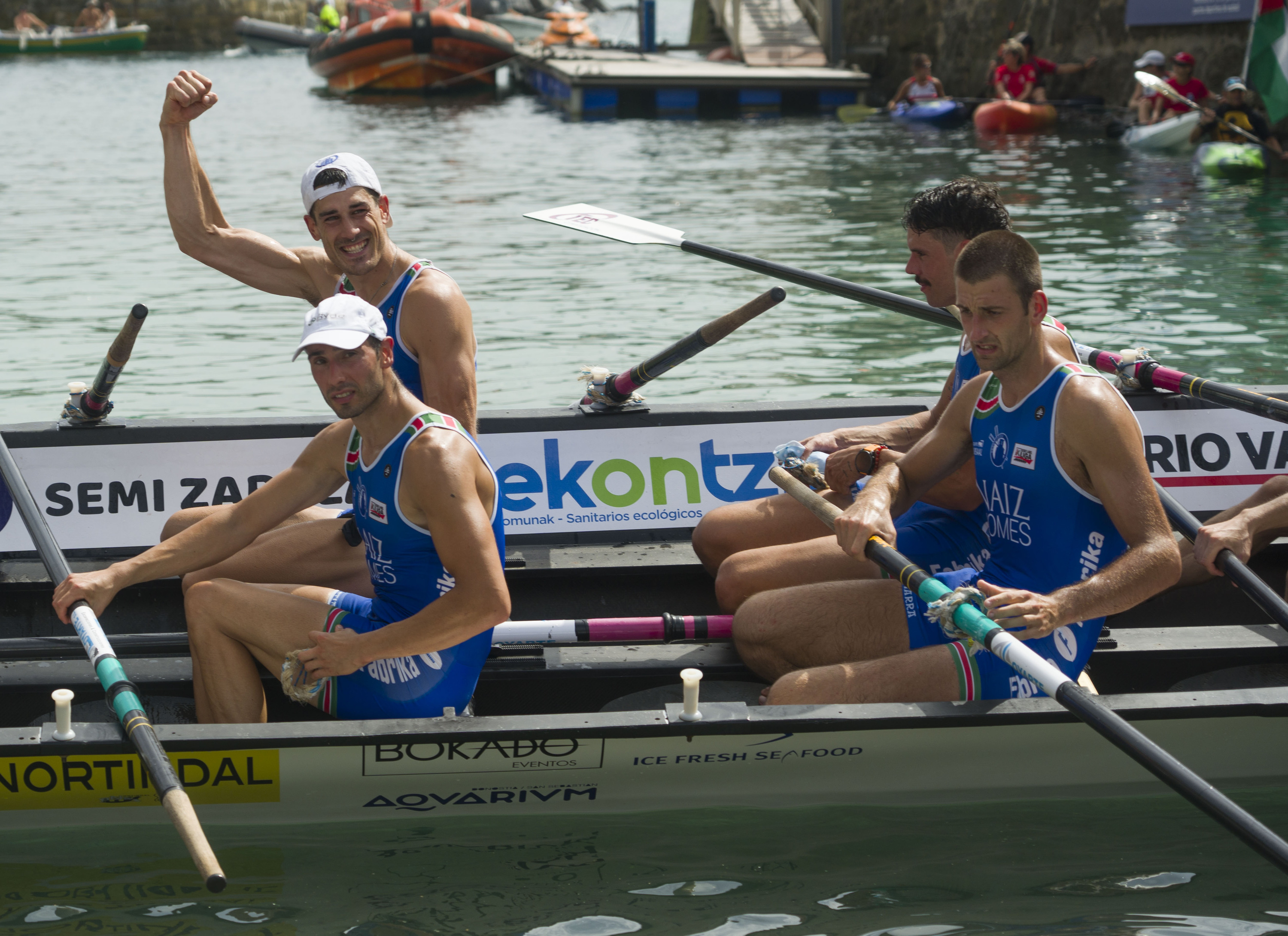 Donostiarrako arraunlariak, atzo, Kontxako Banderan egindakoarekin gustura. JON URBE / FOKU