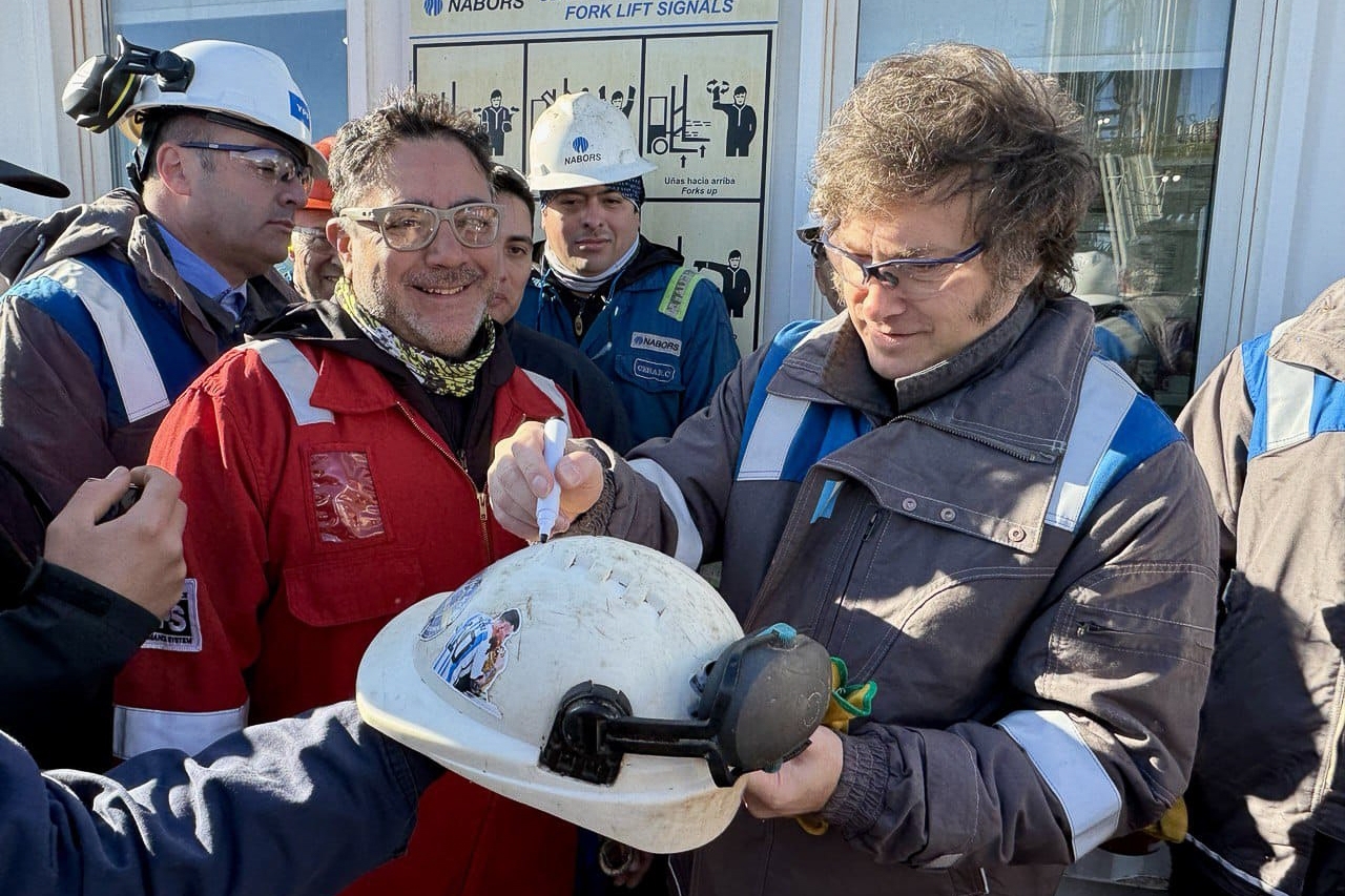Javier Milei, 2024an, Vaca Muertako petrolio hobi bat bisitatzen. ARGENTINAKO PRESIDENTETZA