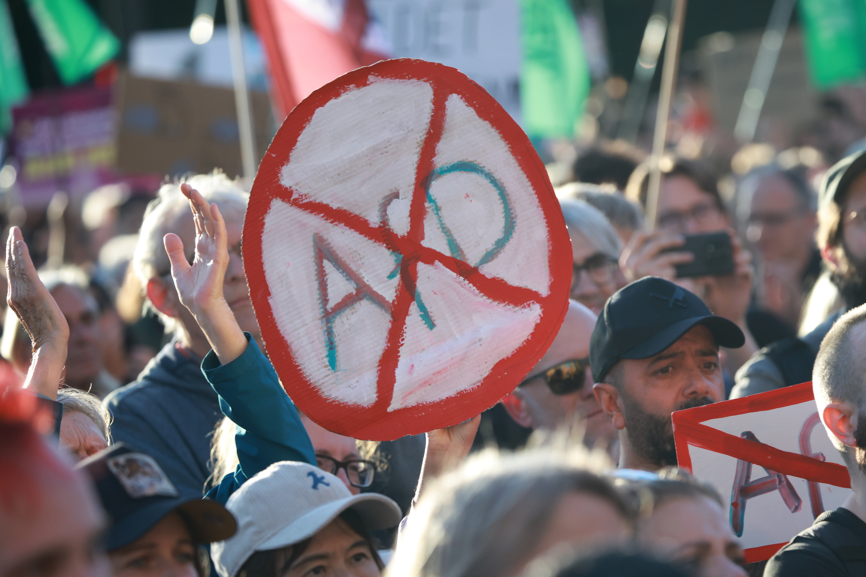 AfD alderdi ultraren kontrako manifestazioa, gaur arratsaldean, Berlinen. CLEMENS BILAN / EFE