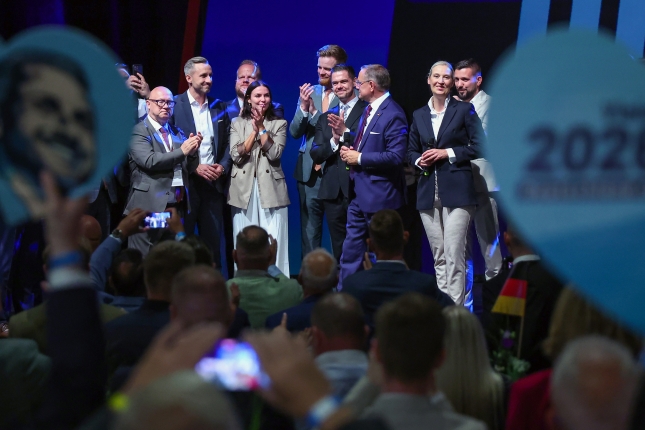 AfD alderdiko kideak garaipena ospatzen atzo, Magdeburgen. FILIP SINGER / EFE AfD alderdiko kideak garaipena ospatzen atzo, Magdeburgen. FILIP SINGER / EFE