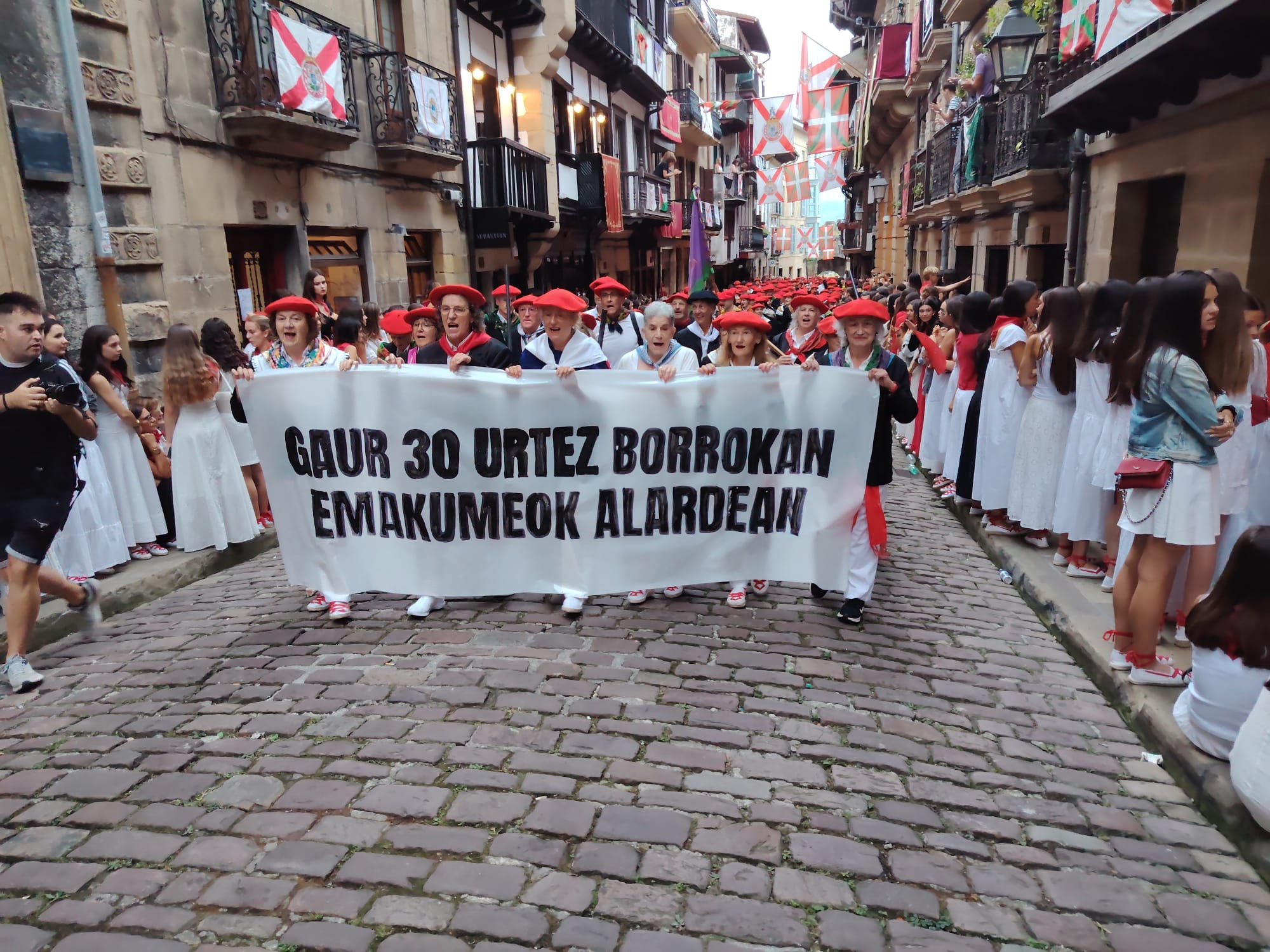 Duela 30 urteko emakume aitzindariak, Jaizkibel konpainiarekin batera, gaur, Hondarribian. MAITE ASENSIO LOZANO56) (/EZEZAGUNA) jaizkibel
