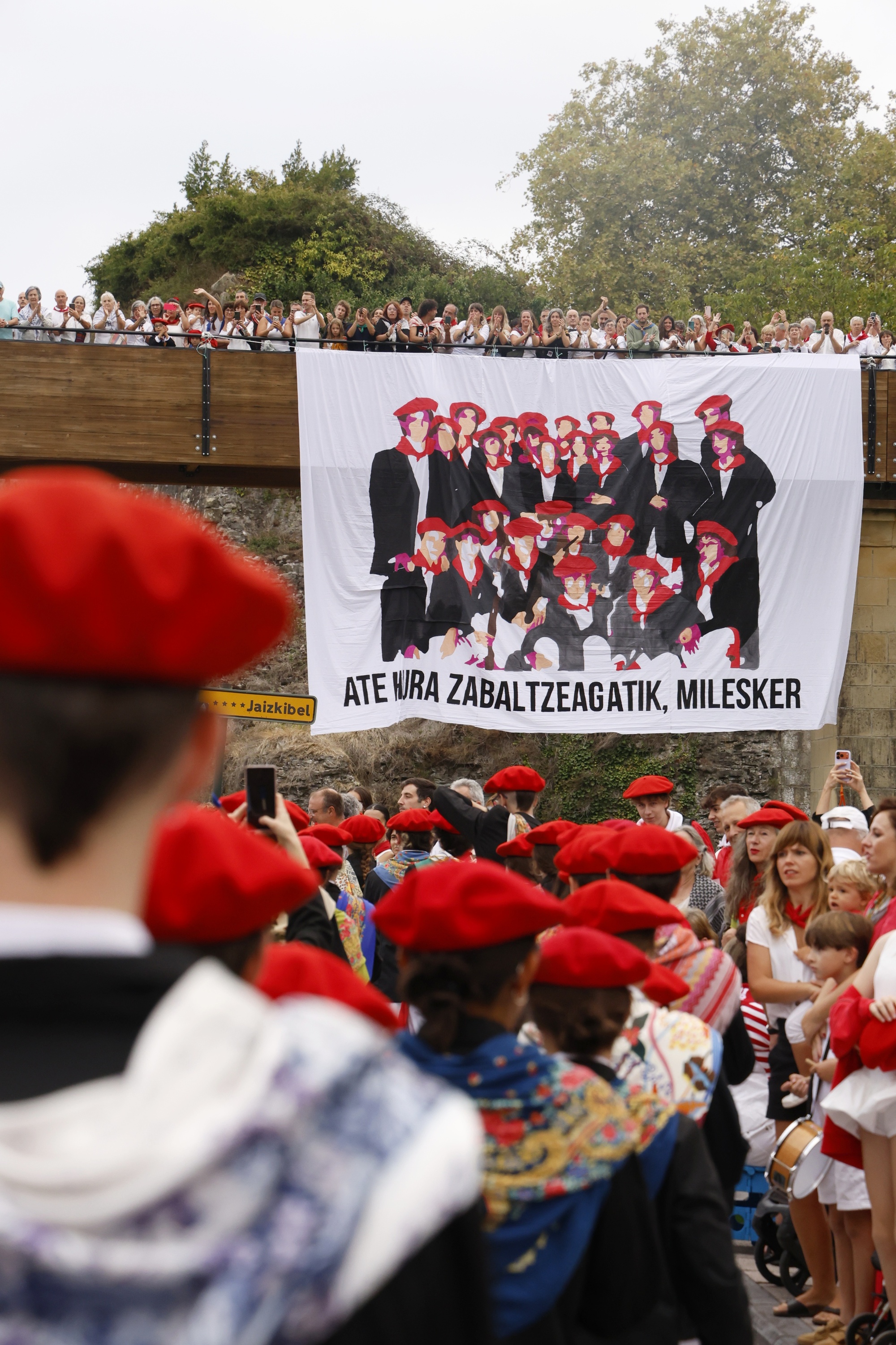 Aitzindariei eskerrak emateko pankarta. MAIALEN ANDRES / FOKU