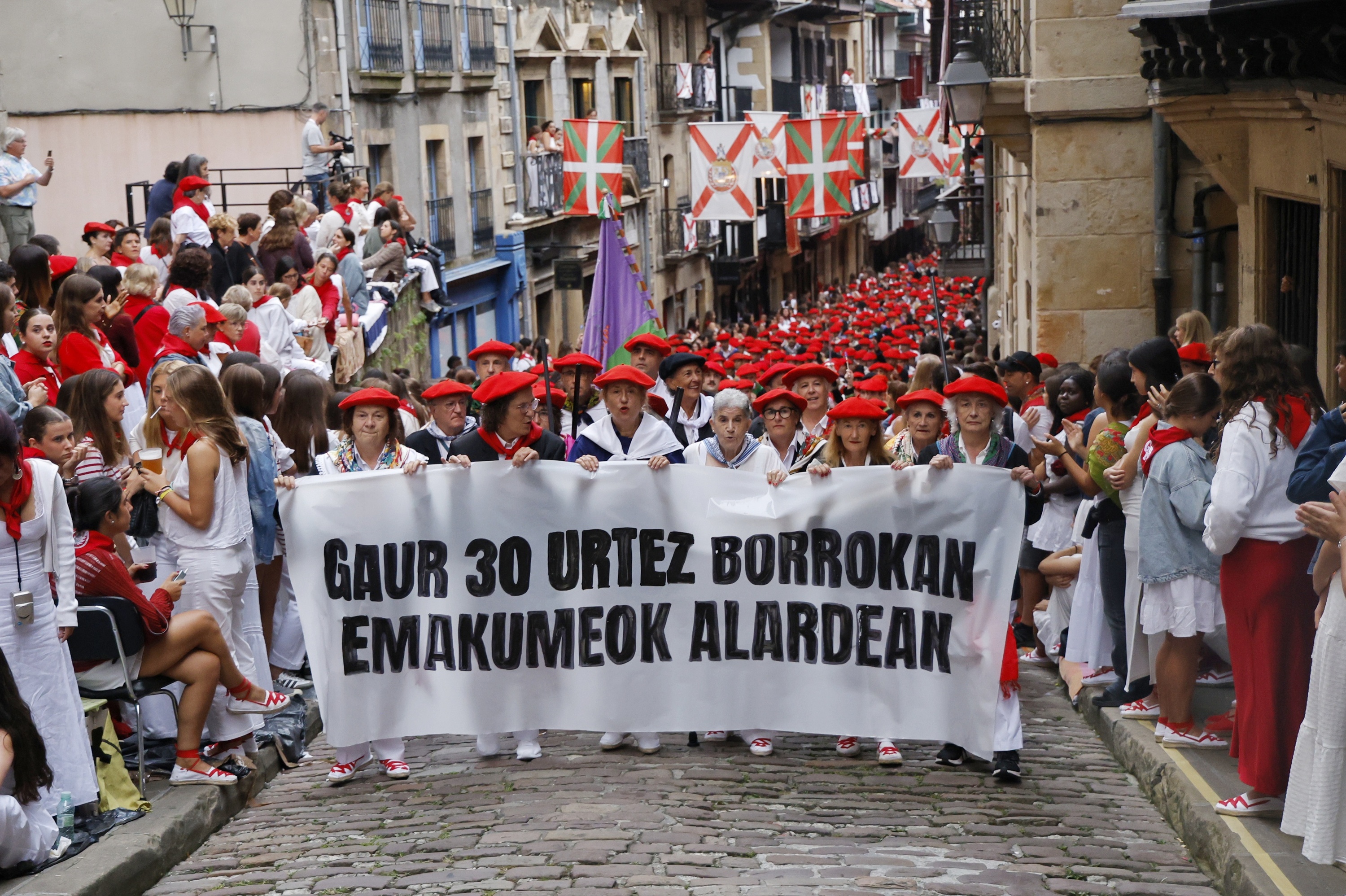 Duela 30 urteko emakume aitzindariak eta beraien ingurukoak, Jaizkibel konpainiarekin batera. MAIALEN ANDRES / FOKU