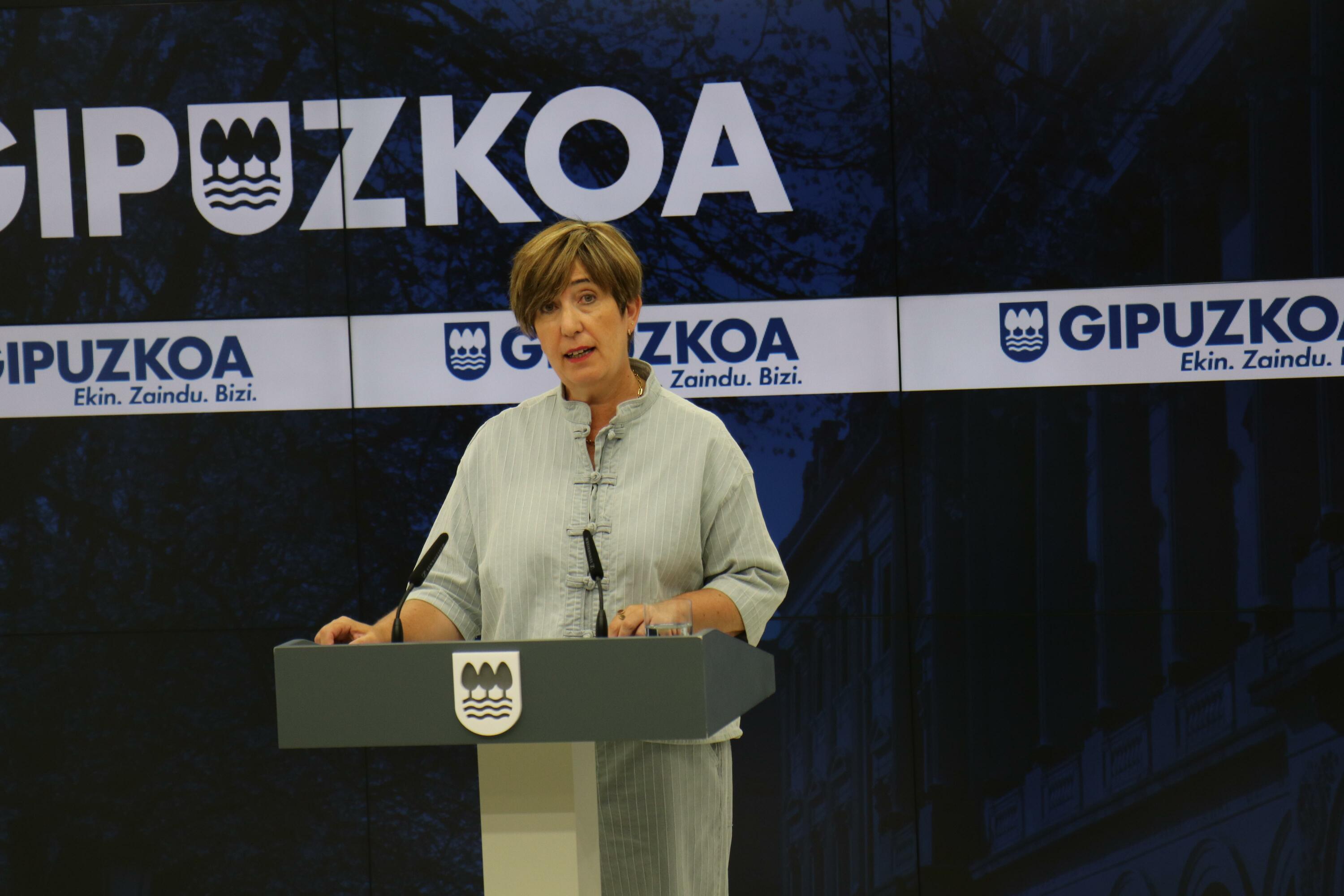 Irune Berasaluze Gipuzkoako Gobernantza diputatua gaur, diputatuen kontseiluaren prentsaurrekoan. GIPUZKOAKO FORU ALDUNDIA