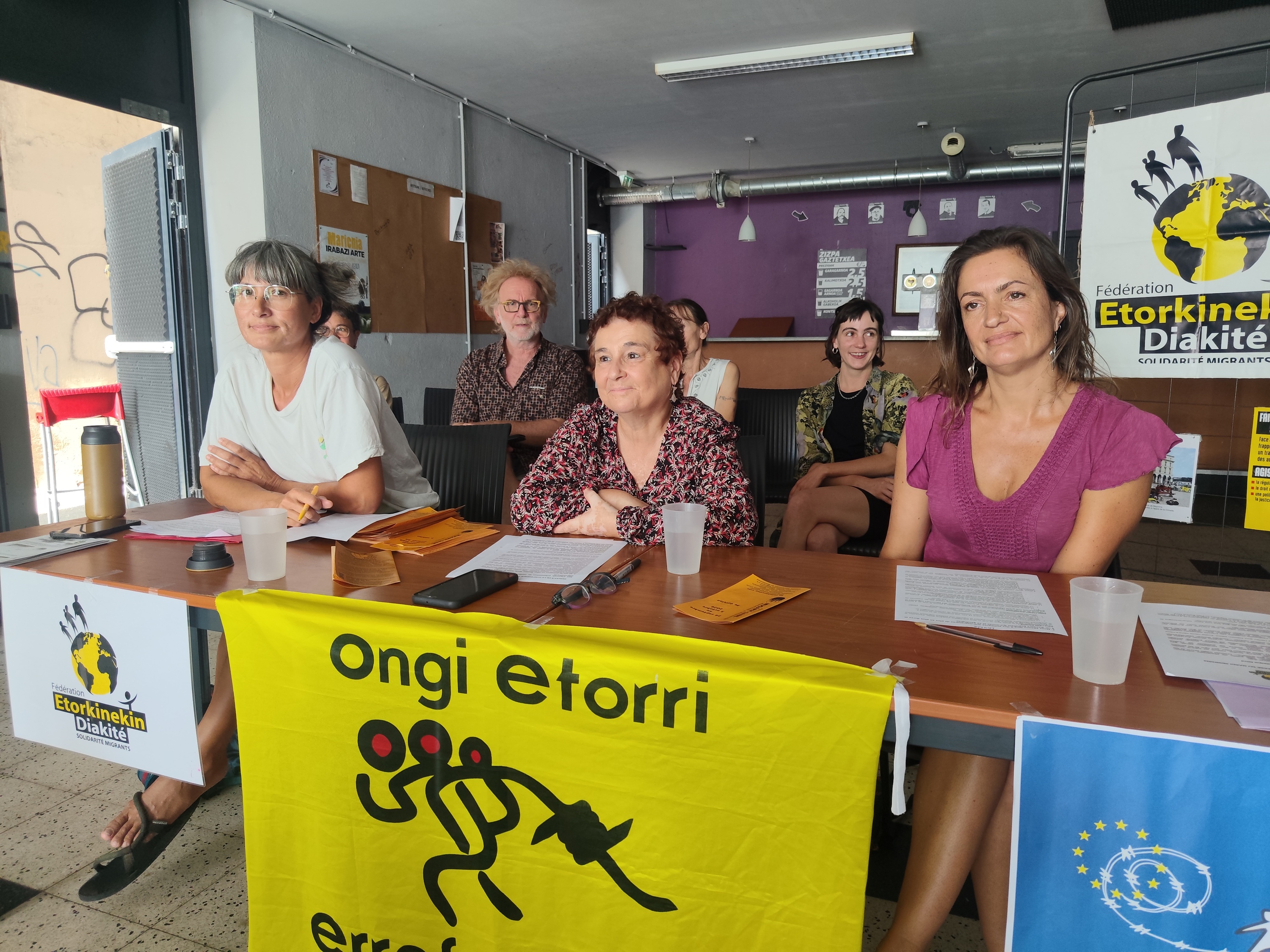 Etorkinekin kolektiboko kideen prentsaurrekoa, Baionan. BERRIA