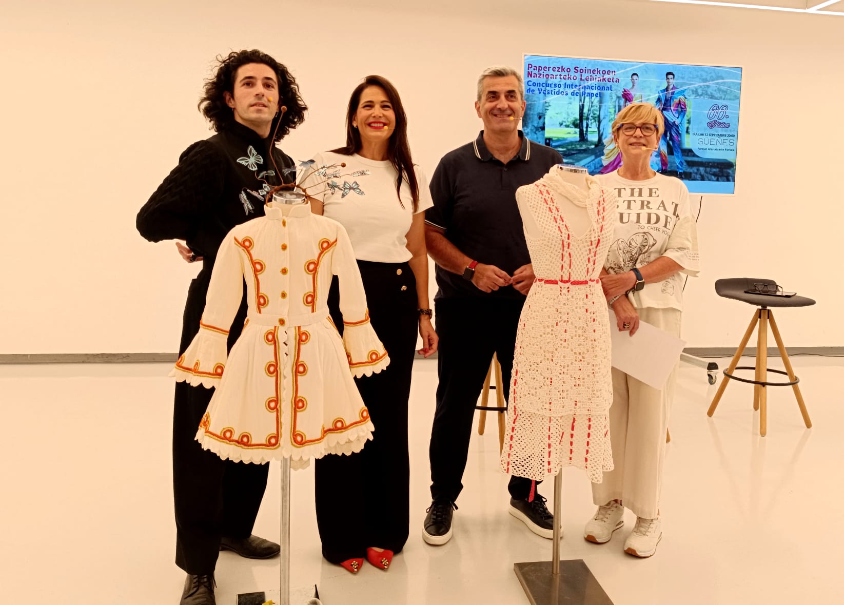Borja Hernandez Urutxurtu diseinatzailea, Leixuri Arrizabalaga Bizkaiko Kultura diputatua, Juan Andres Iragorri Gueñesko alkatea eta Arantza Carro Soineko elkarteko kidea, gaur, Bilbon. BERRIA