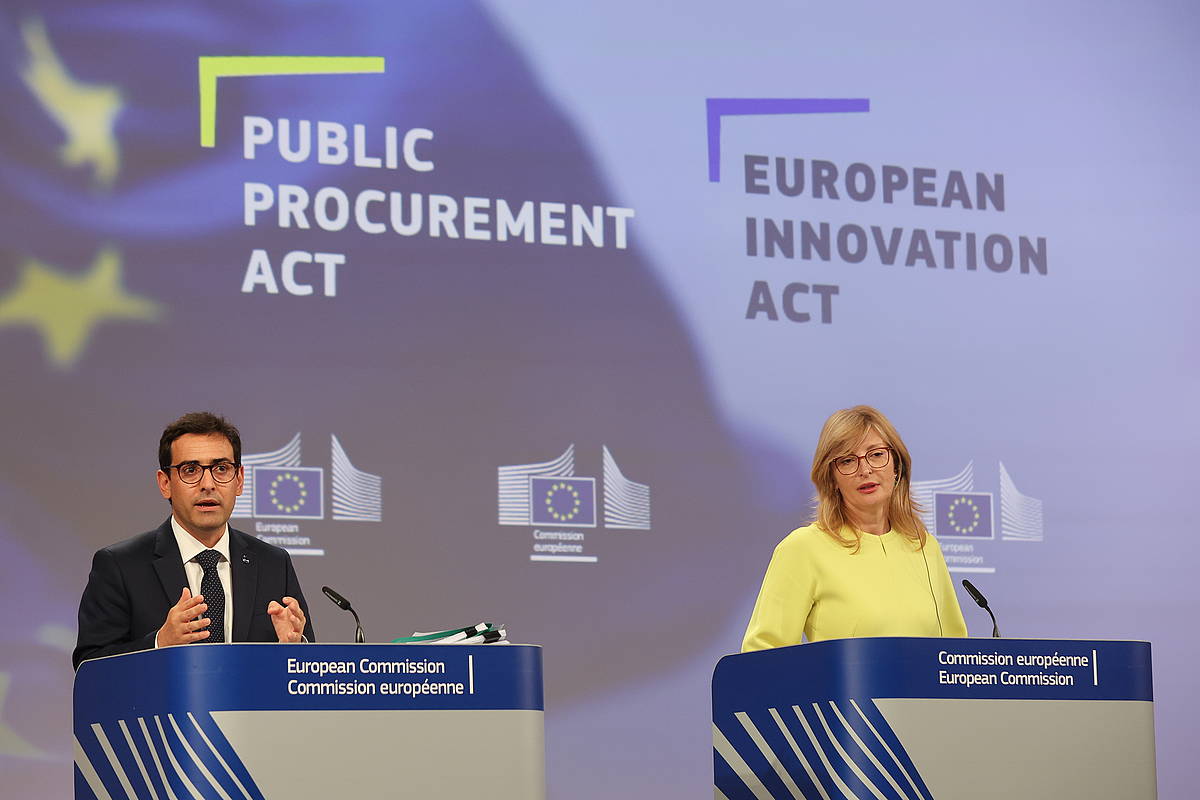 Stephan Sejourne eta Ekaterina Zaharieva komisarioak gaur Bruselan. OLIIVER HOSLET / EFE