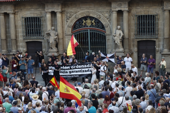 Eskuin muturrak «Ceutaren alde» eta etorkinen «birmigrazioa» eskatuz Iruñean eginiko protesta, irailaren 2an. JESUS DIGES / EFE Eskuin muturrak «Ceutaren alde» eta etorkinen «birmigrazioa» eskatuz Iruñean eginiko protesta, irailaren 2an. JESUS DIGES / EFE